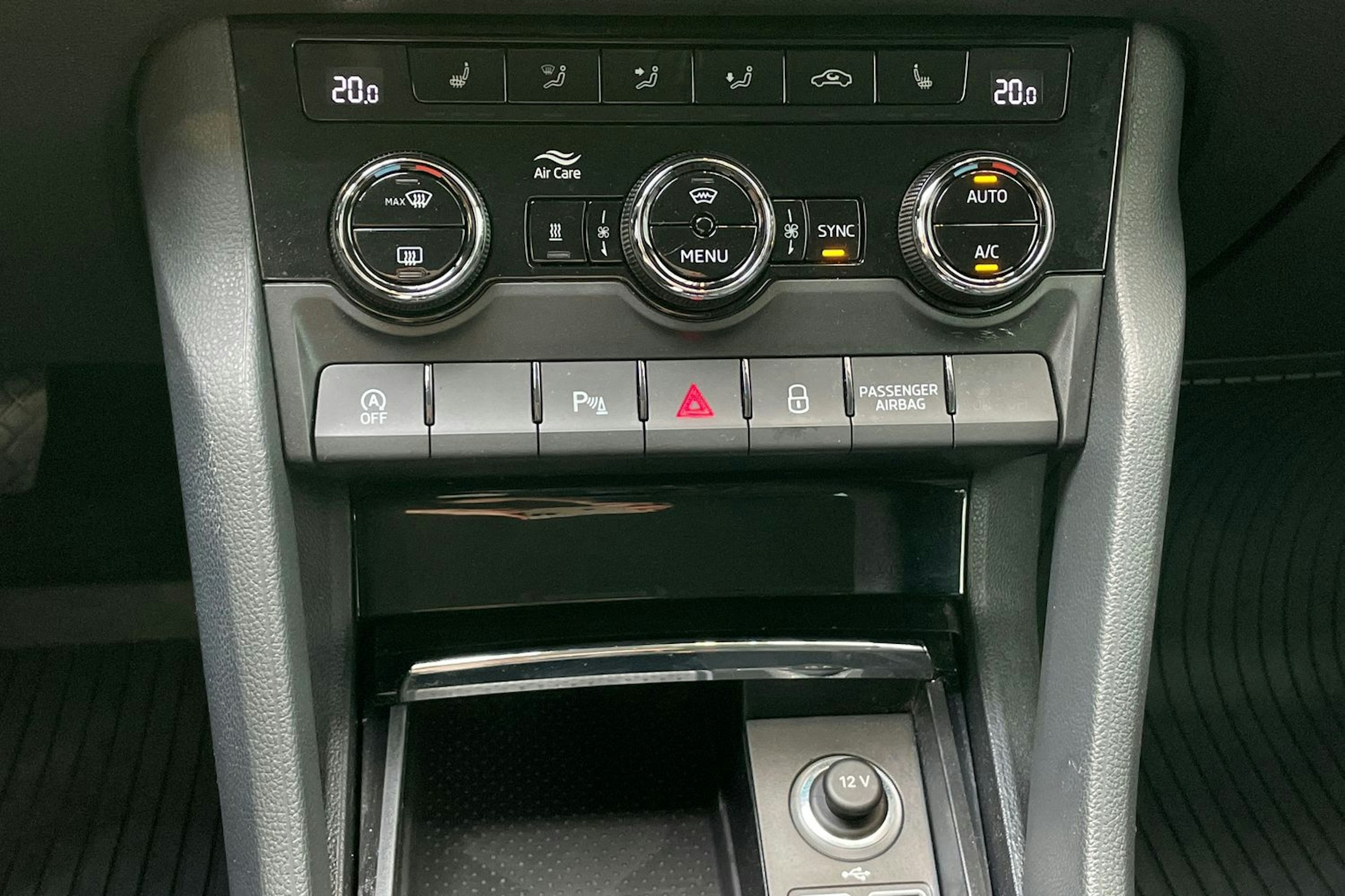 harmaa Skoda Karoq 2020 kuva 28.