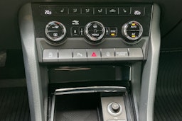 harmaa Skoda Karoq 2020 kuva 28.