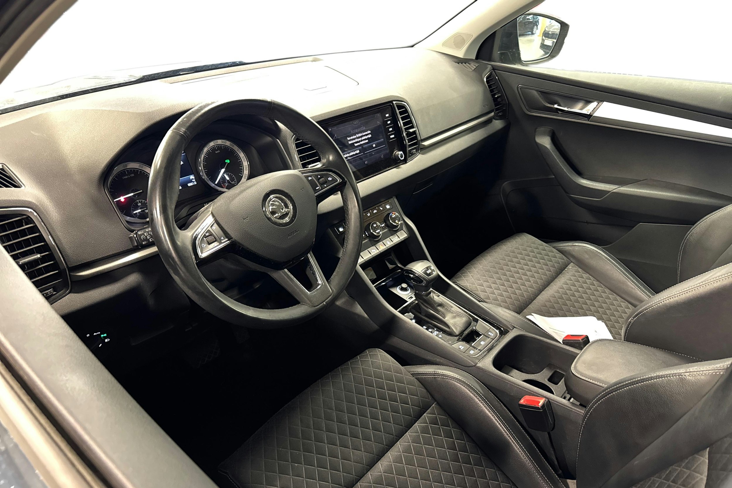 harmaa Skoda Karoq 2020 kuva 3.