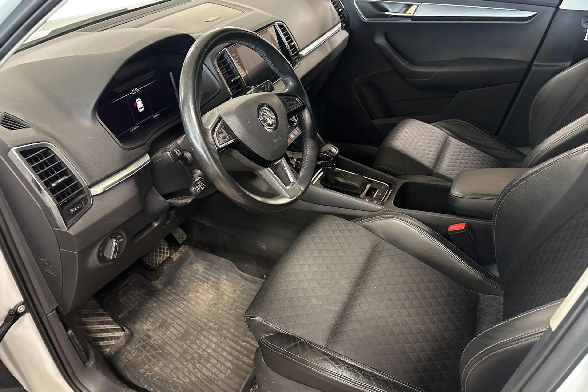 valkoinen Skoda Karoq 2020 kuva 3.