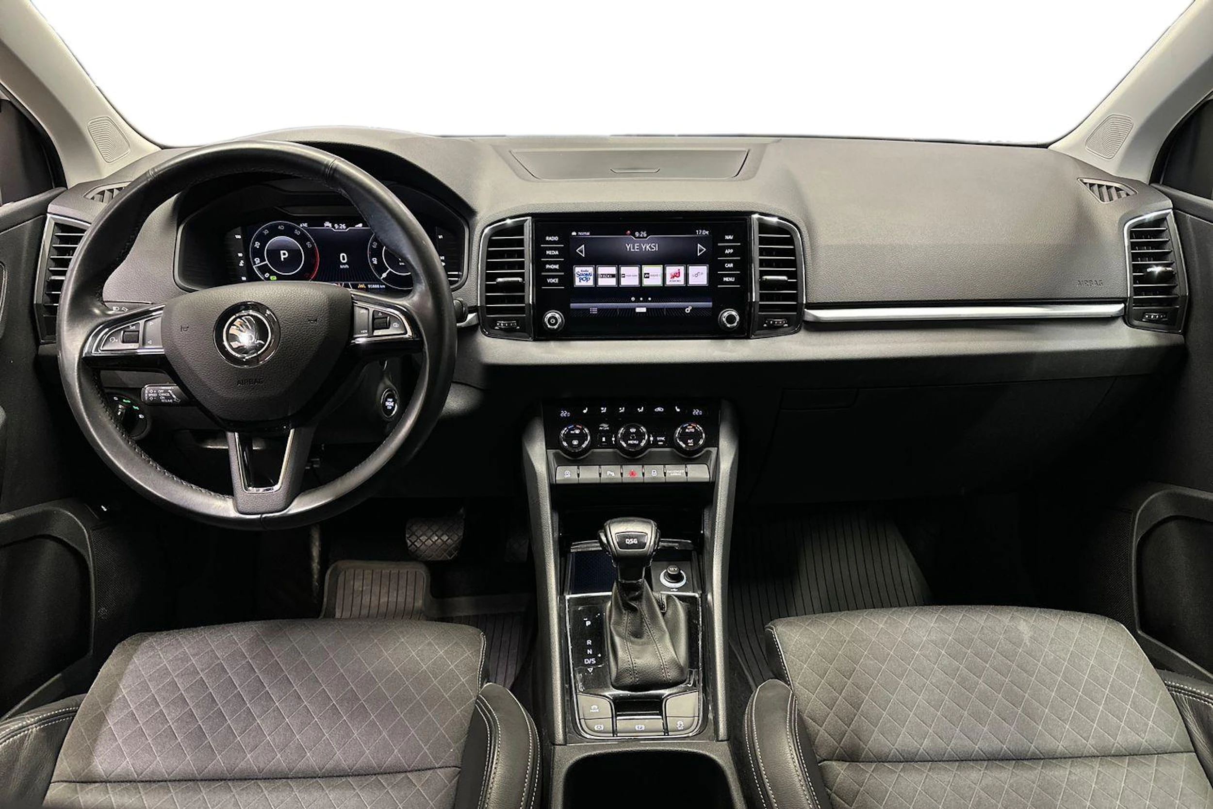 valkoinen Skoda Karoq 2020 kuva 9.
