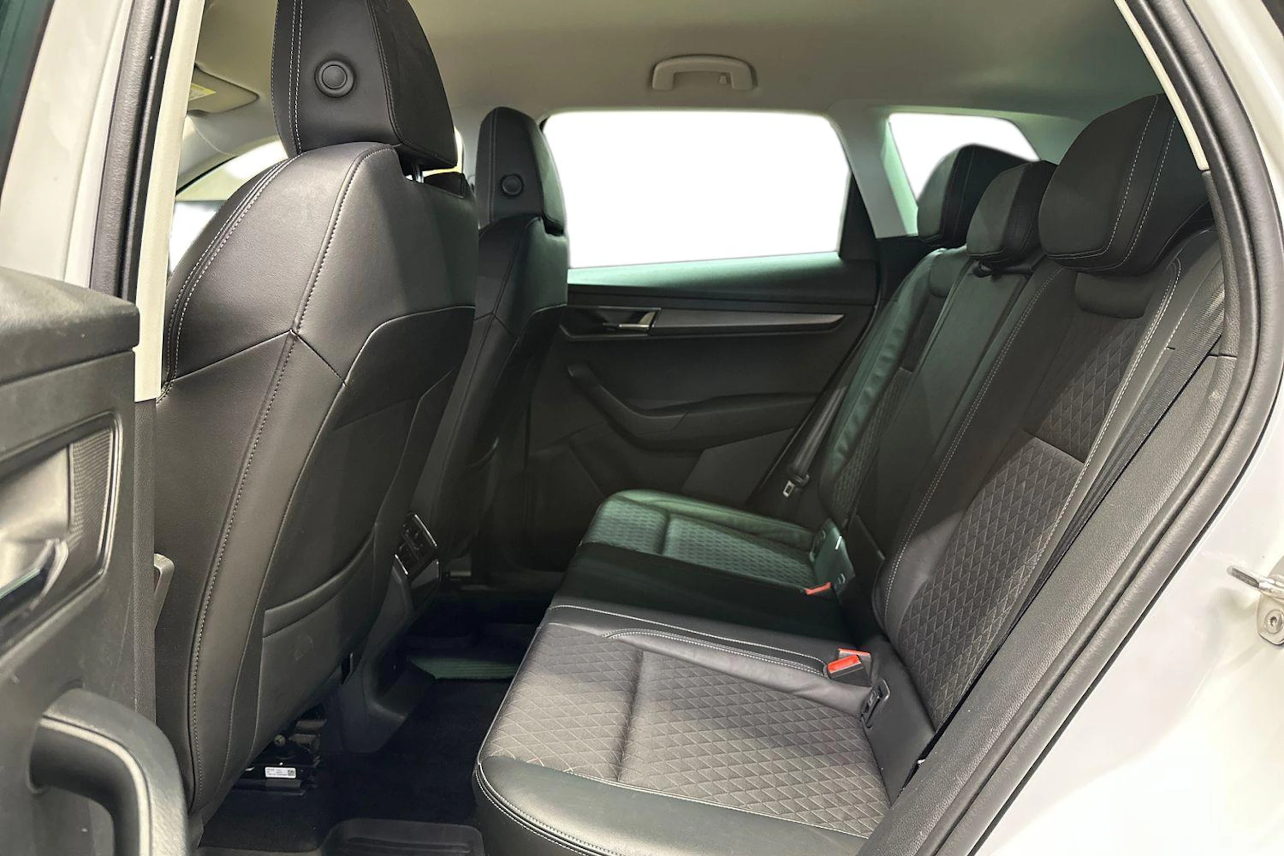 valkoinen Skoda Karoq 2020 kuva 11.