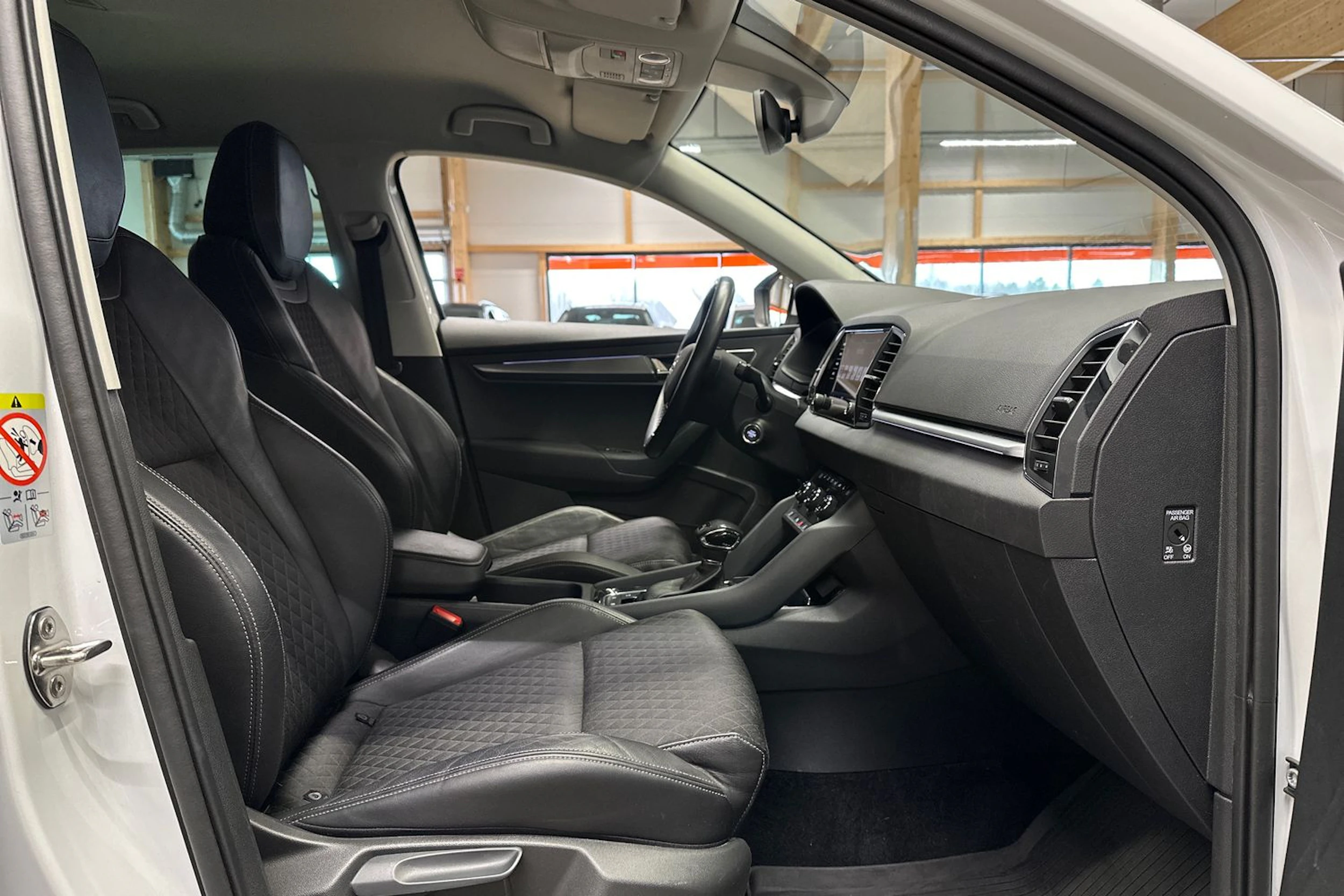 valkoinen Skoda Karoq 2020 kuva 15.