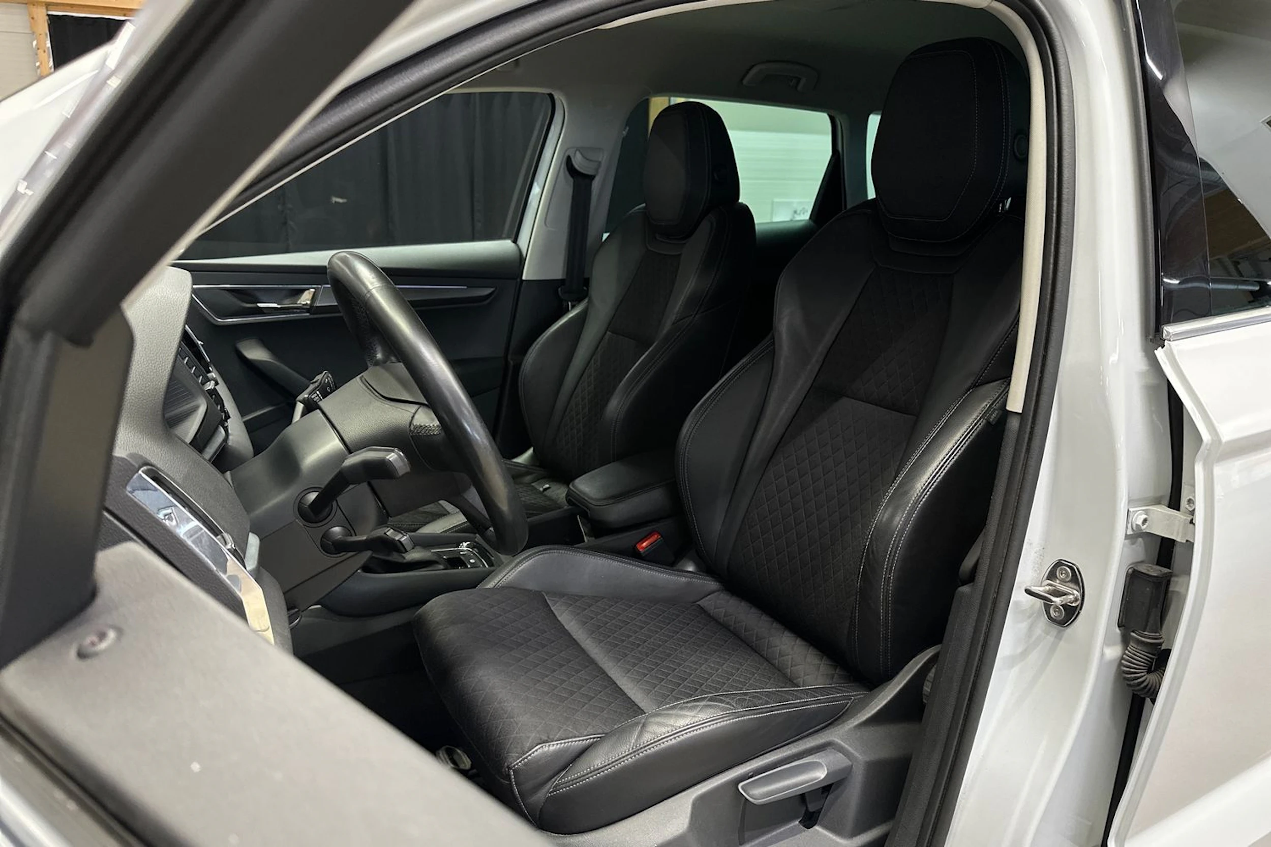 valkoinen Skoda Karoq 2020 kuva 16.