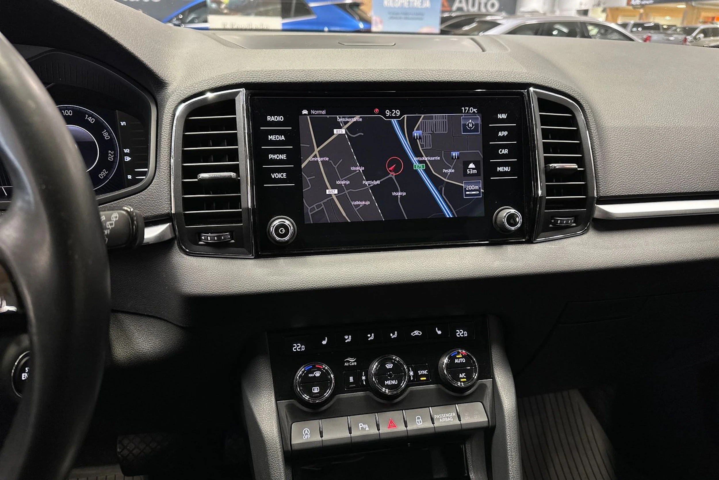 valkoinen Skoda Karoq 2020 kuva 22.