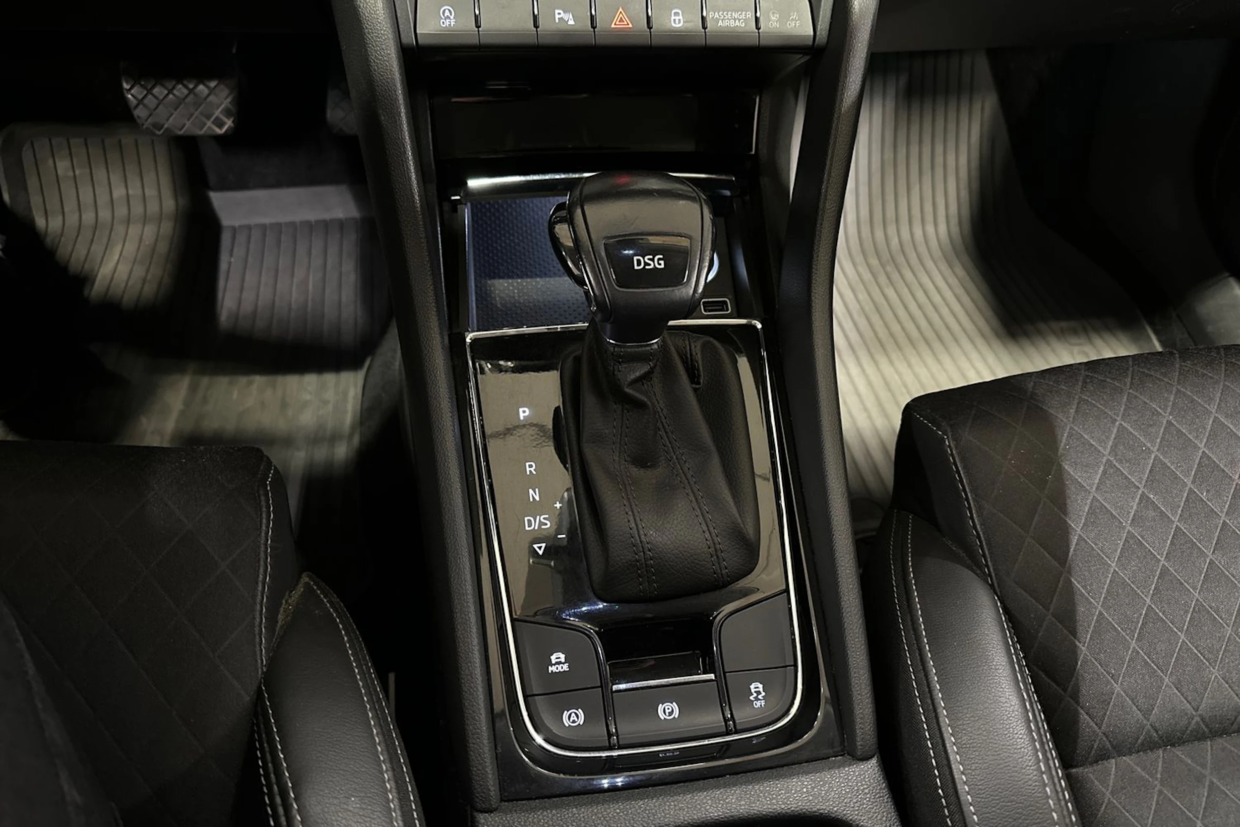 valkoinen Skoda Karoq 2020 kuva 23.