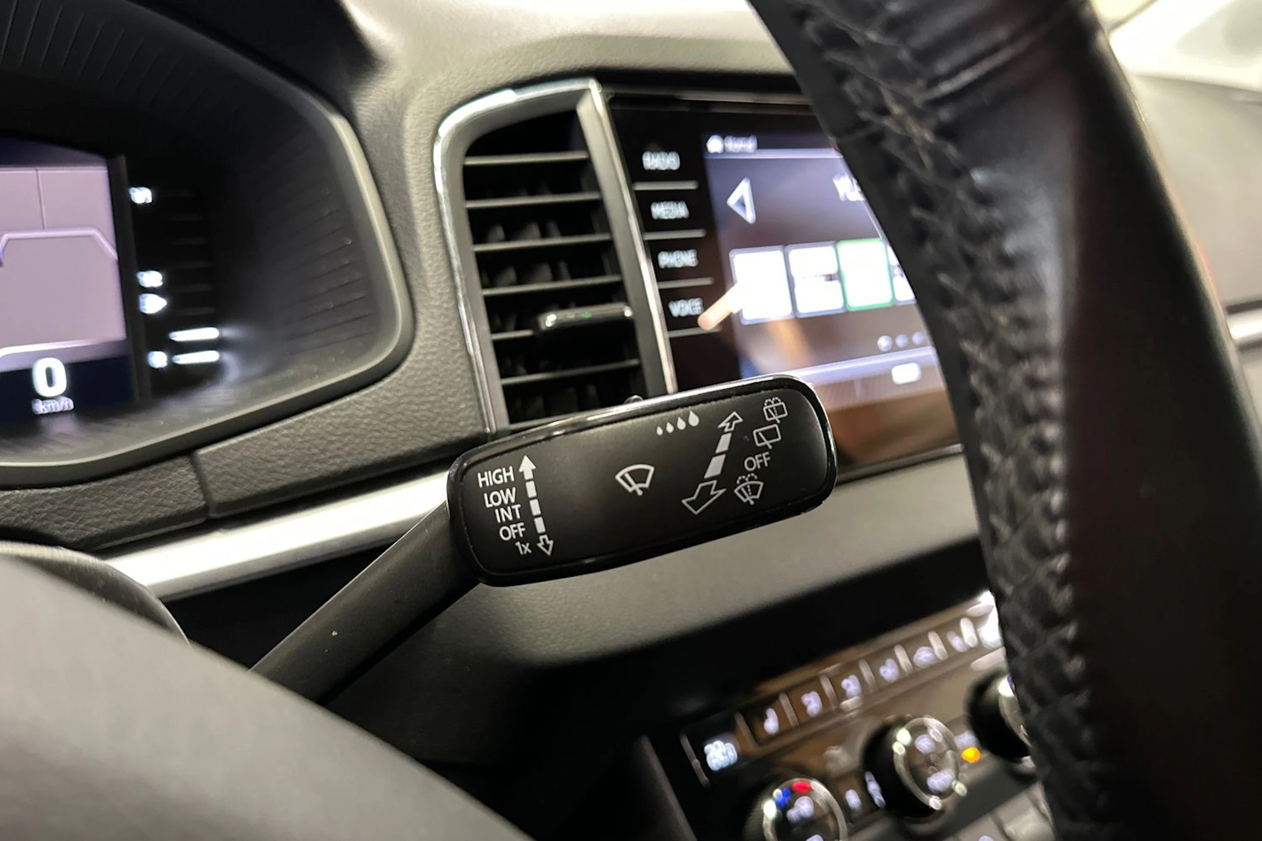 valkoinen Skoda Karoq 2020 kuva 27.
