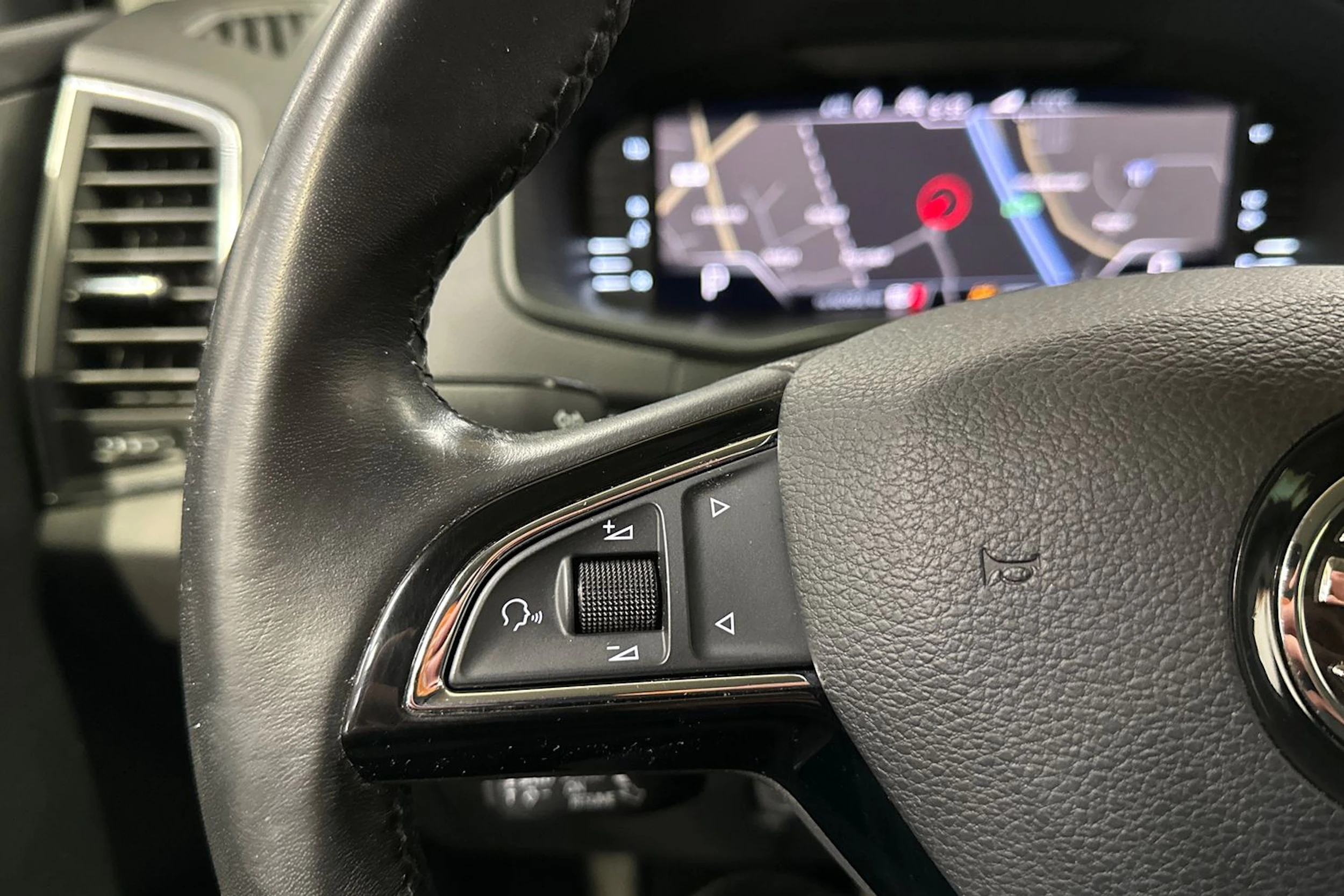 valkoinen Skoda Karoq 2020 kuva 28.
