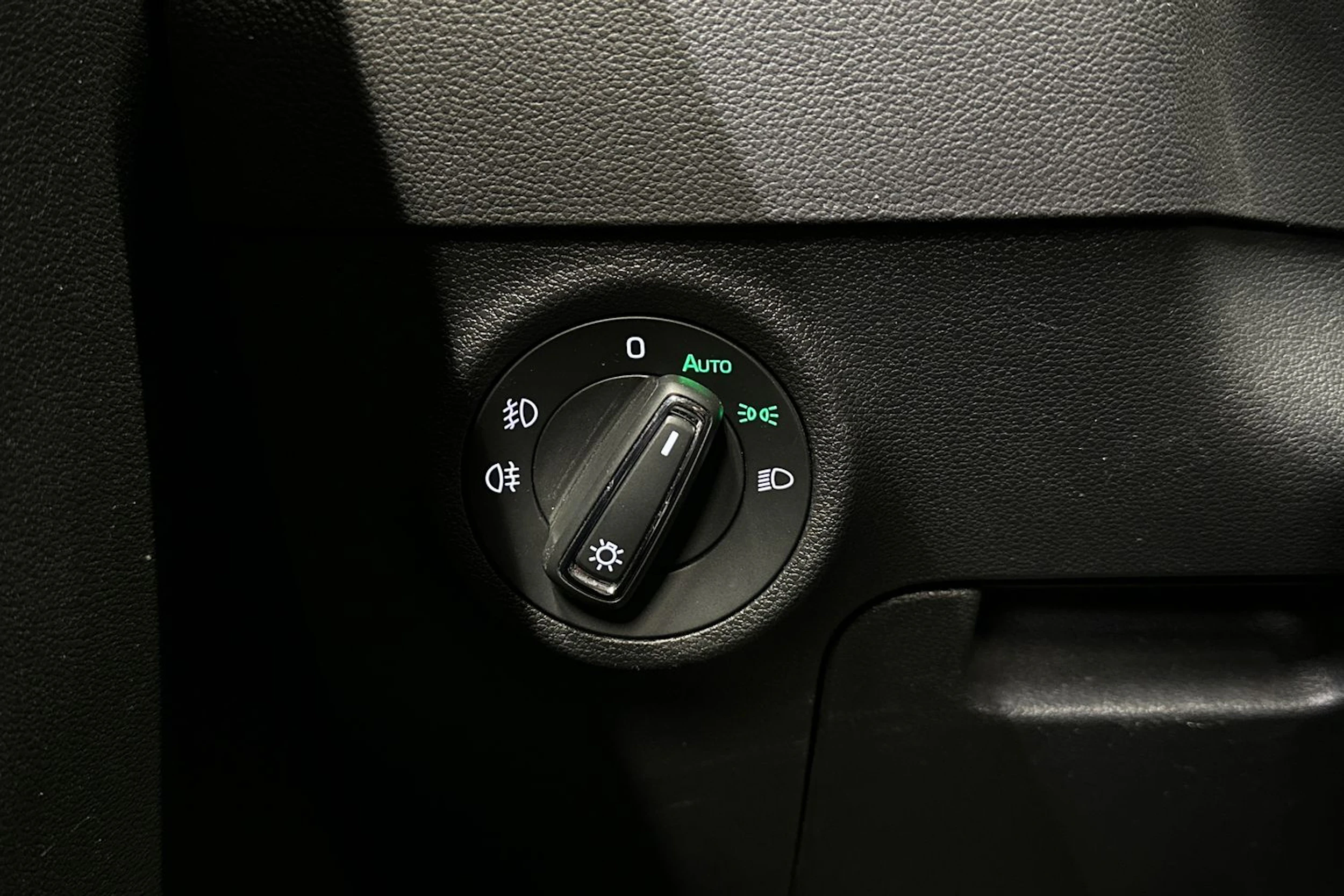 valkoinen Skoda Karoq 2020 kuva 30.