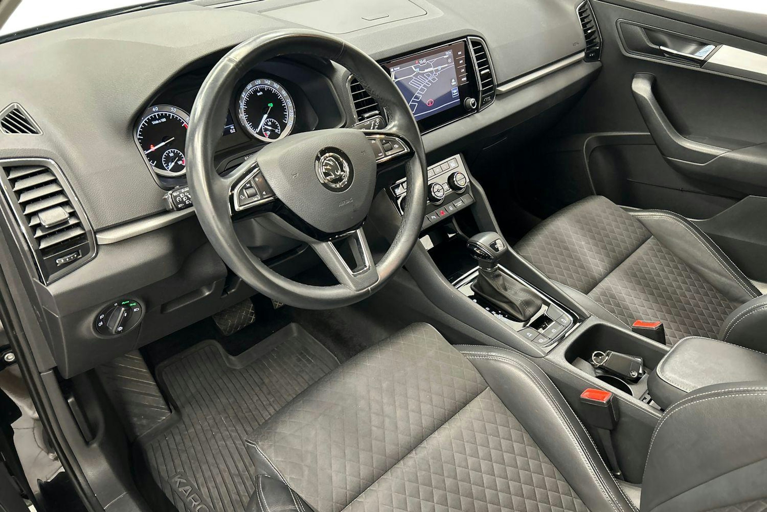 musta Skoda Karoq 2020 kuva 6.