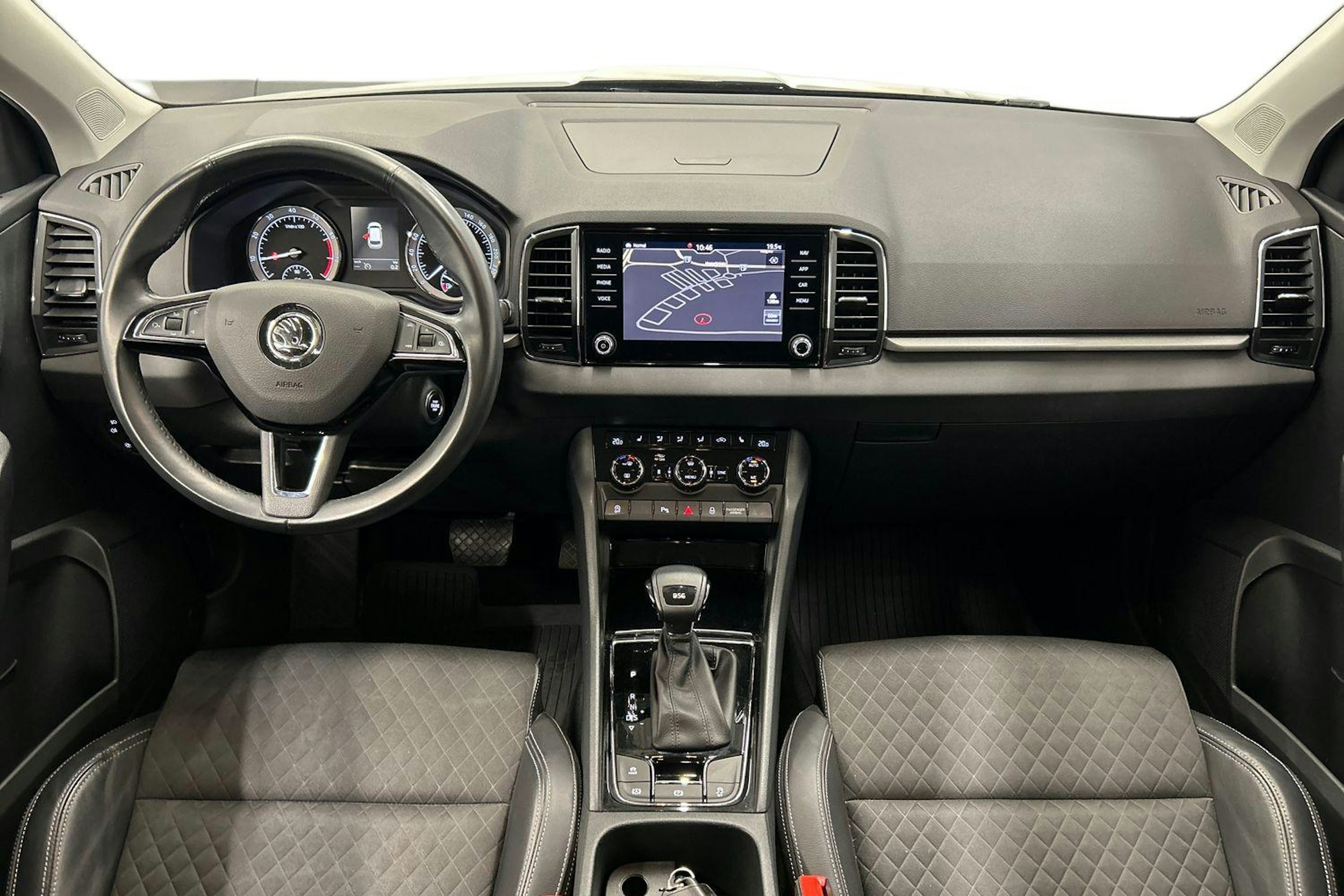 musta Skoda Karoq 2020 kuva 7.