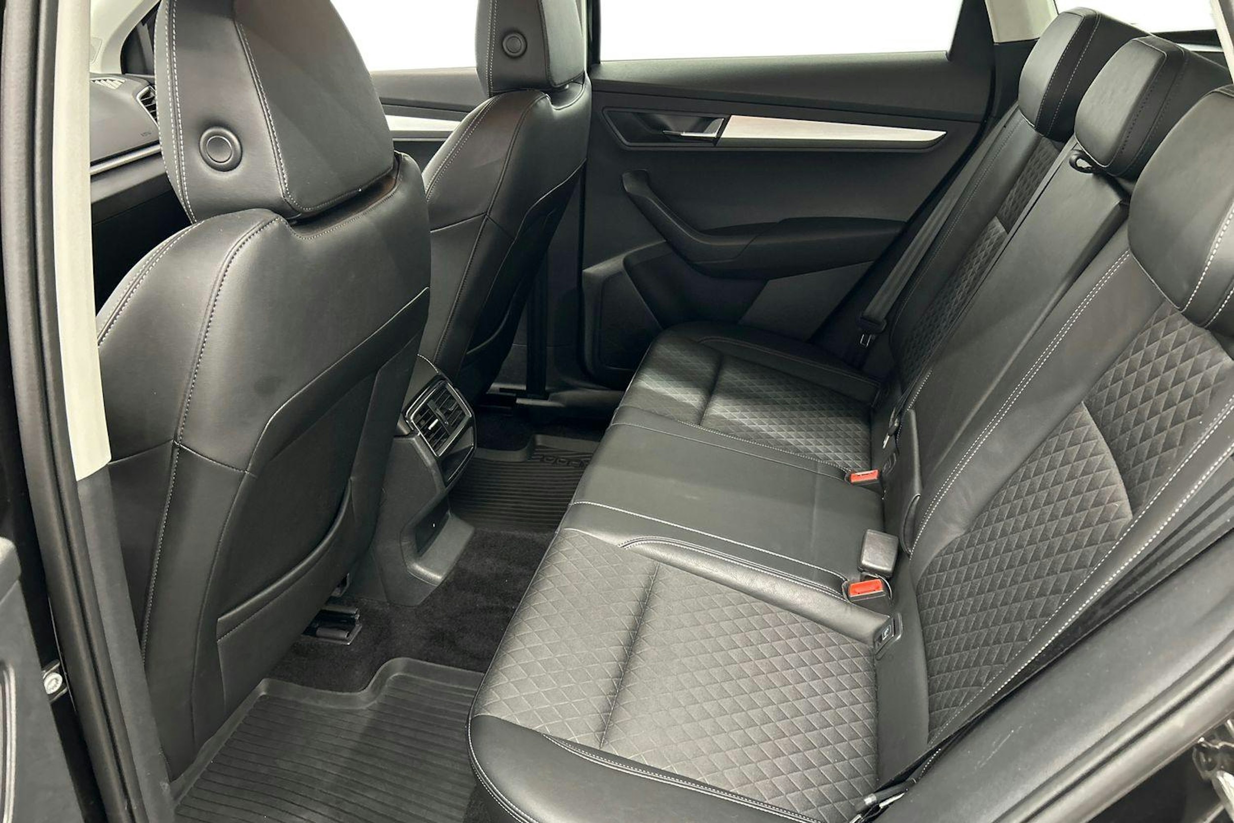 musta Skoda Karoq 2020 kuva 8.