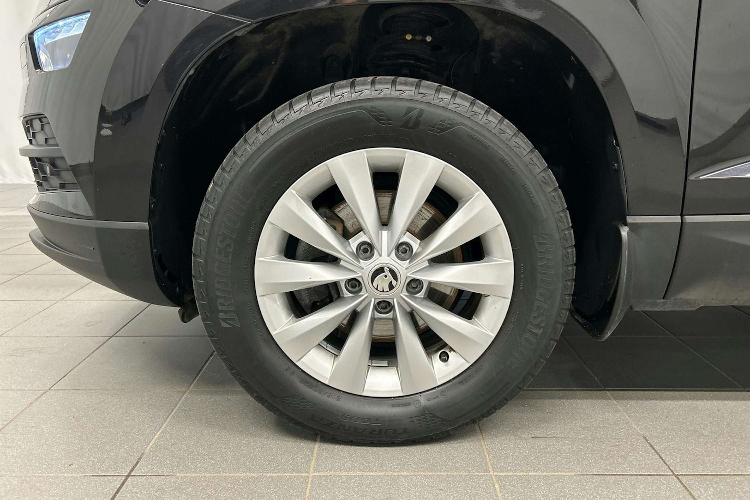 musta Skoda Karoq 2020 kuva 9.
