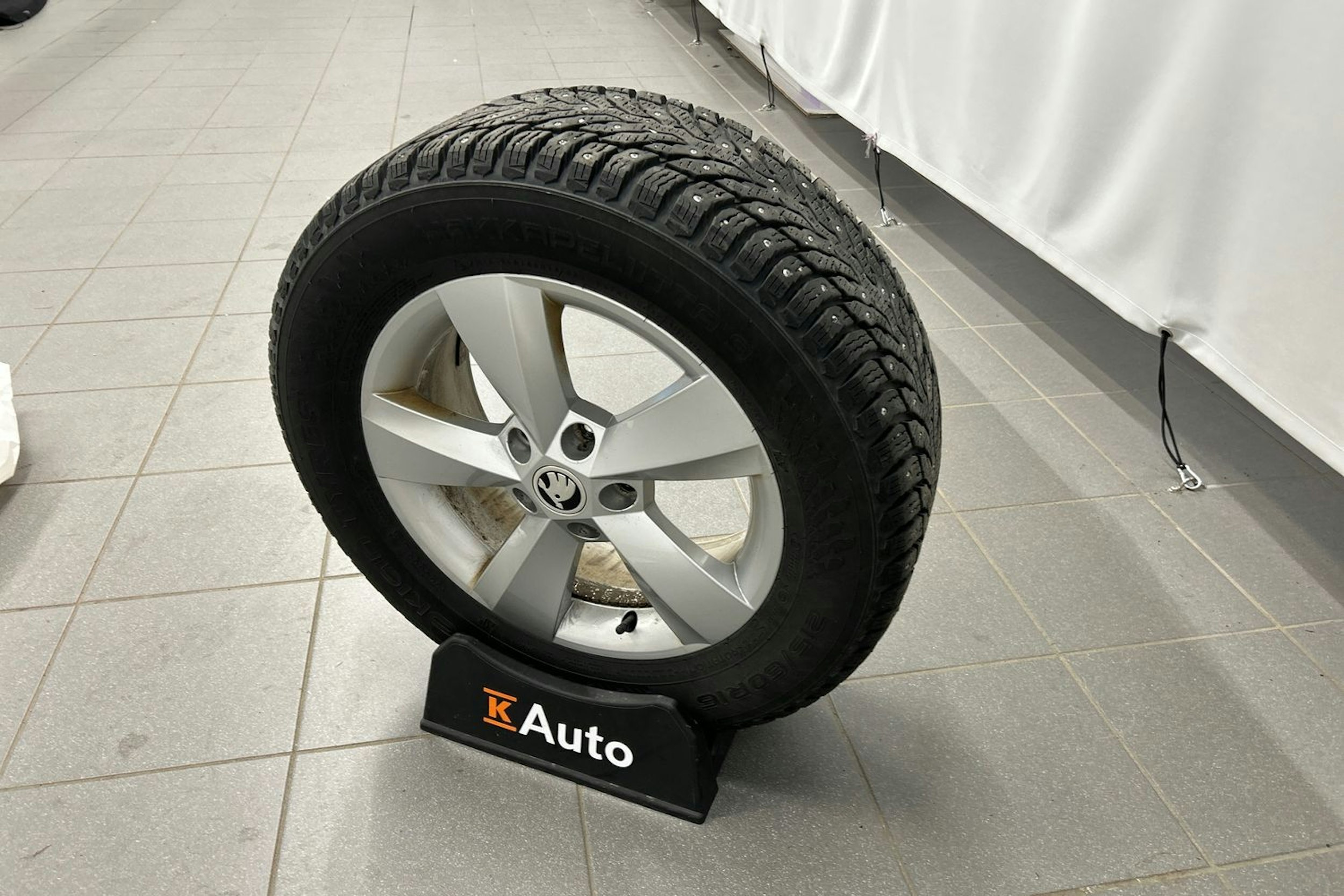 musta Skoda Karoq 2020 kuva 11.