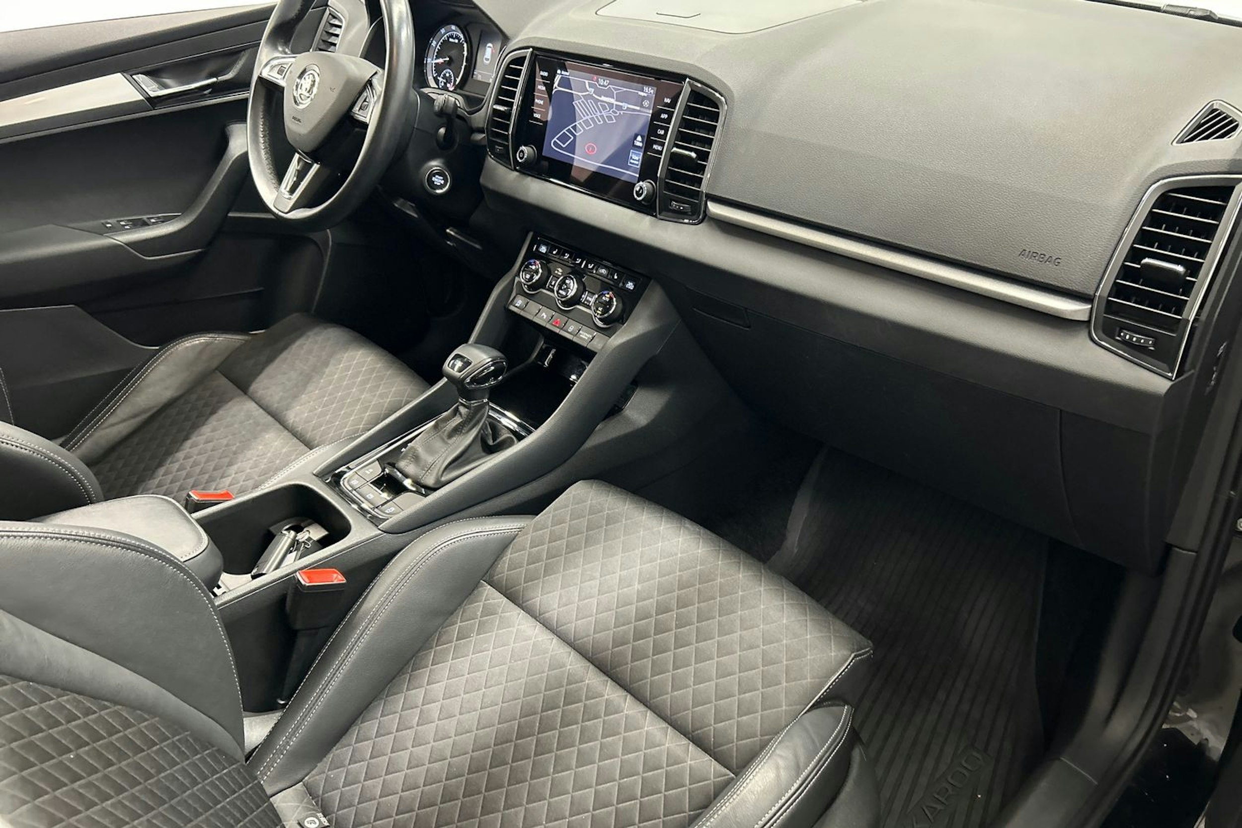 musta Skoda Karoq 2020 kuva 12.