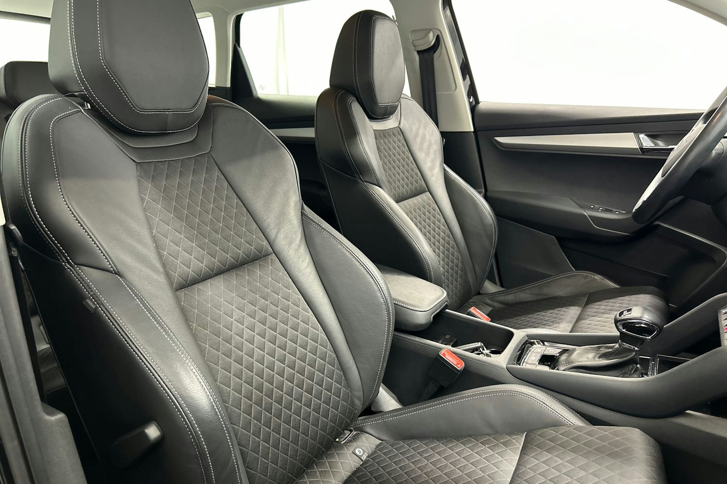musta Skoda Karoq 2020 kuva 13.