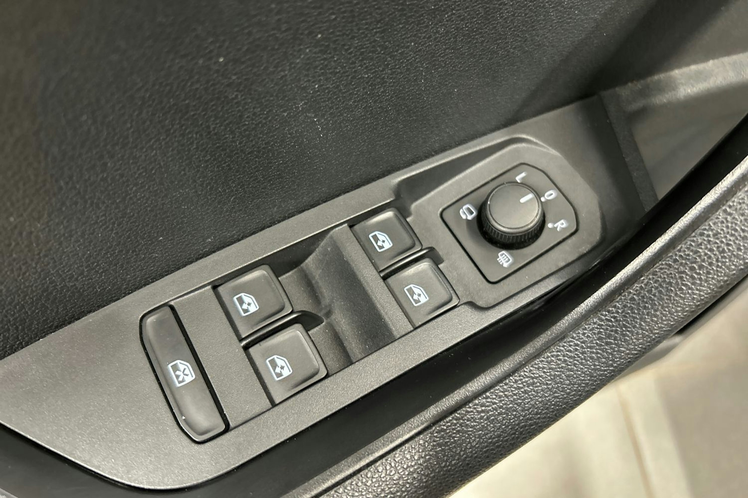 musta Skoda Karoq 2020 kuva 14.