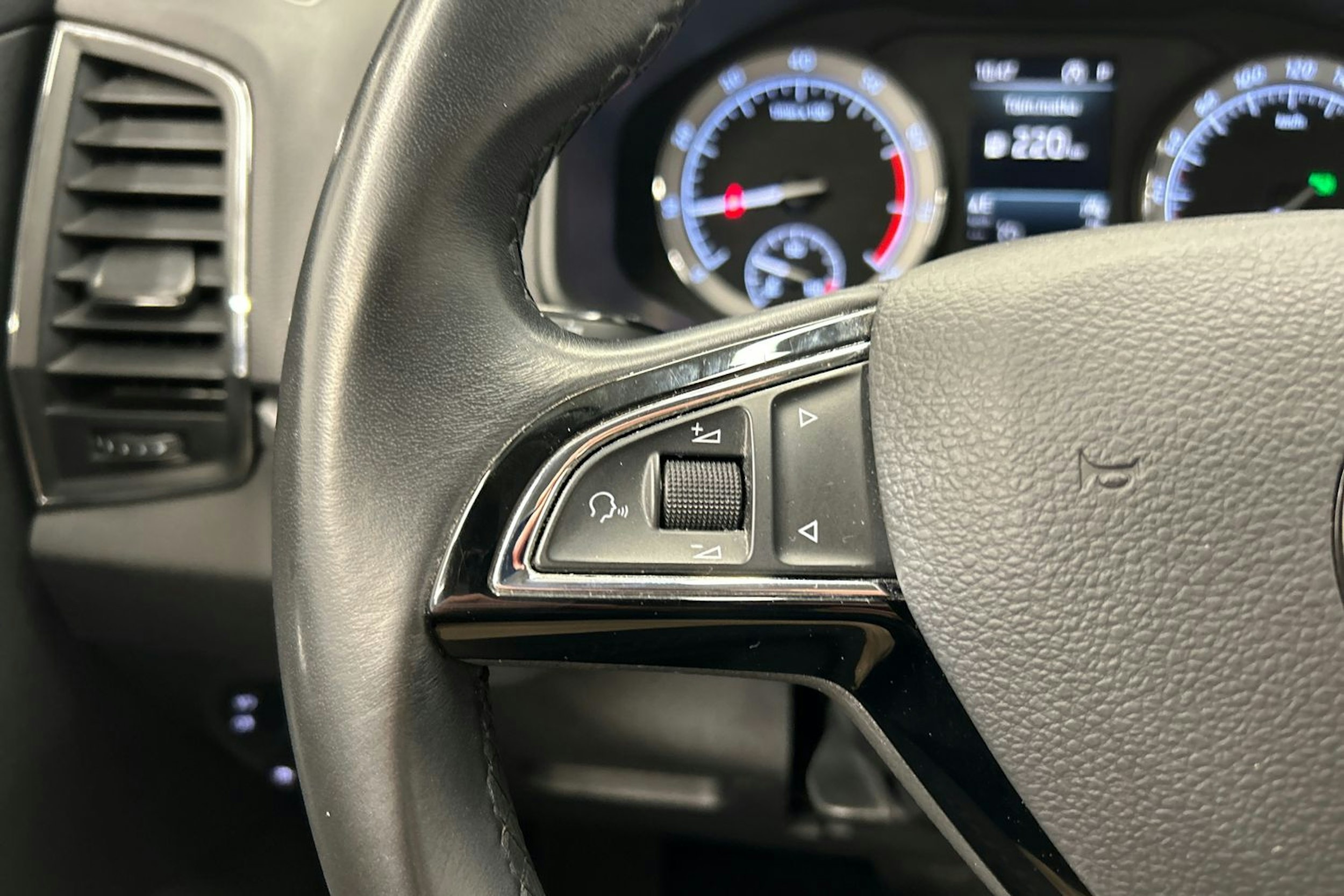 musta Skoda Karoq 2020 kuva 16.