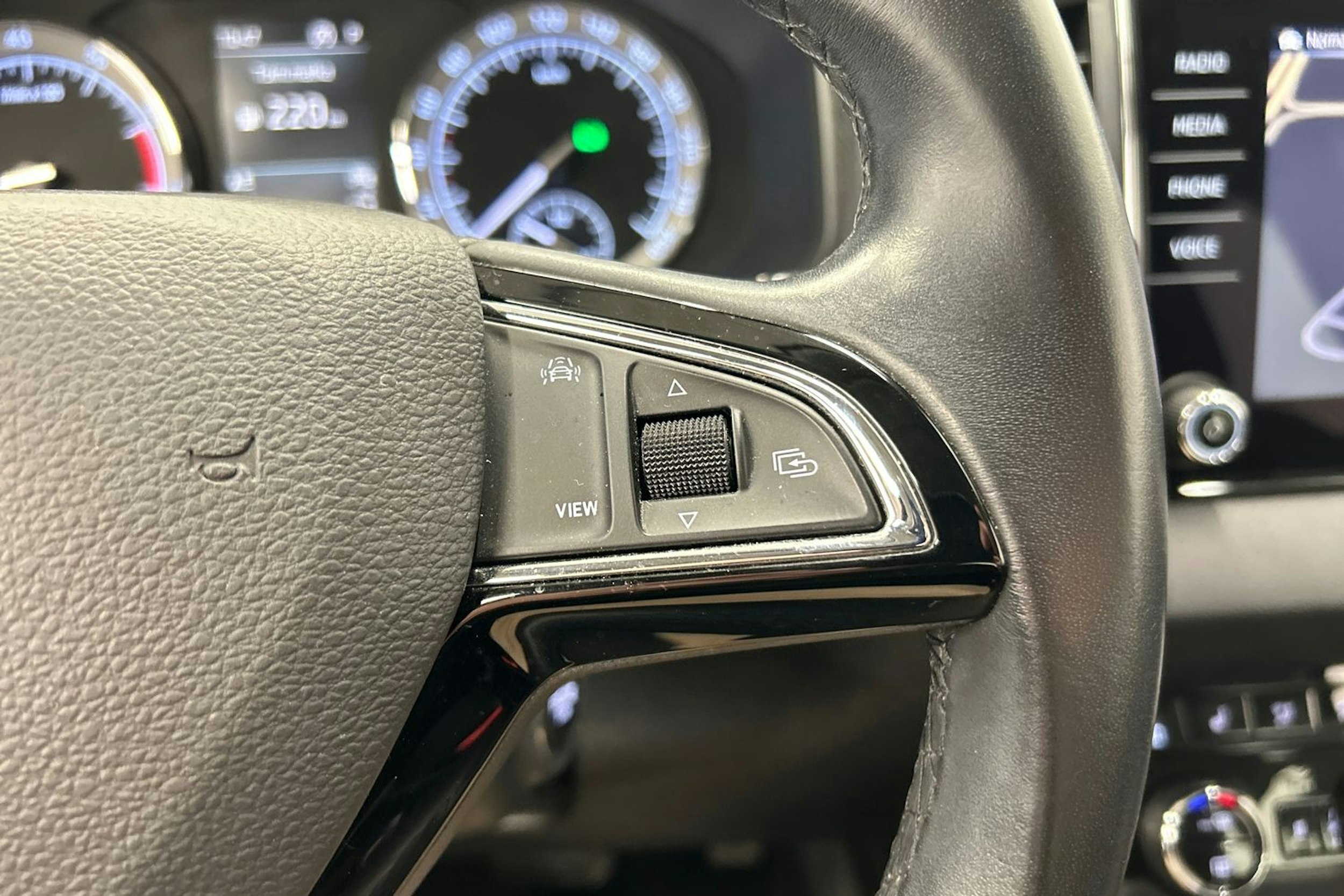 musta Skoda Karoq 2020 kuva 17.