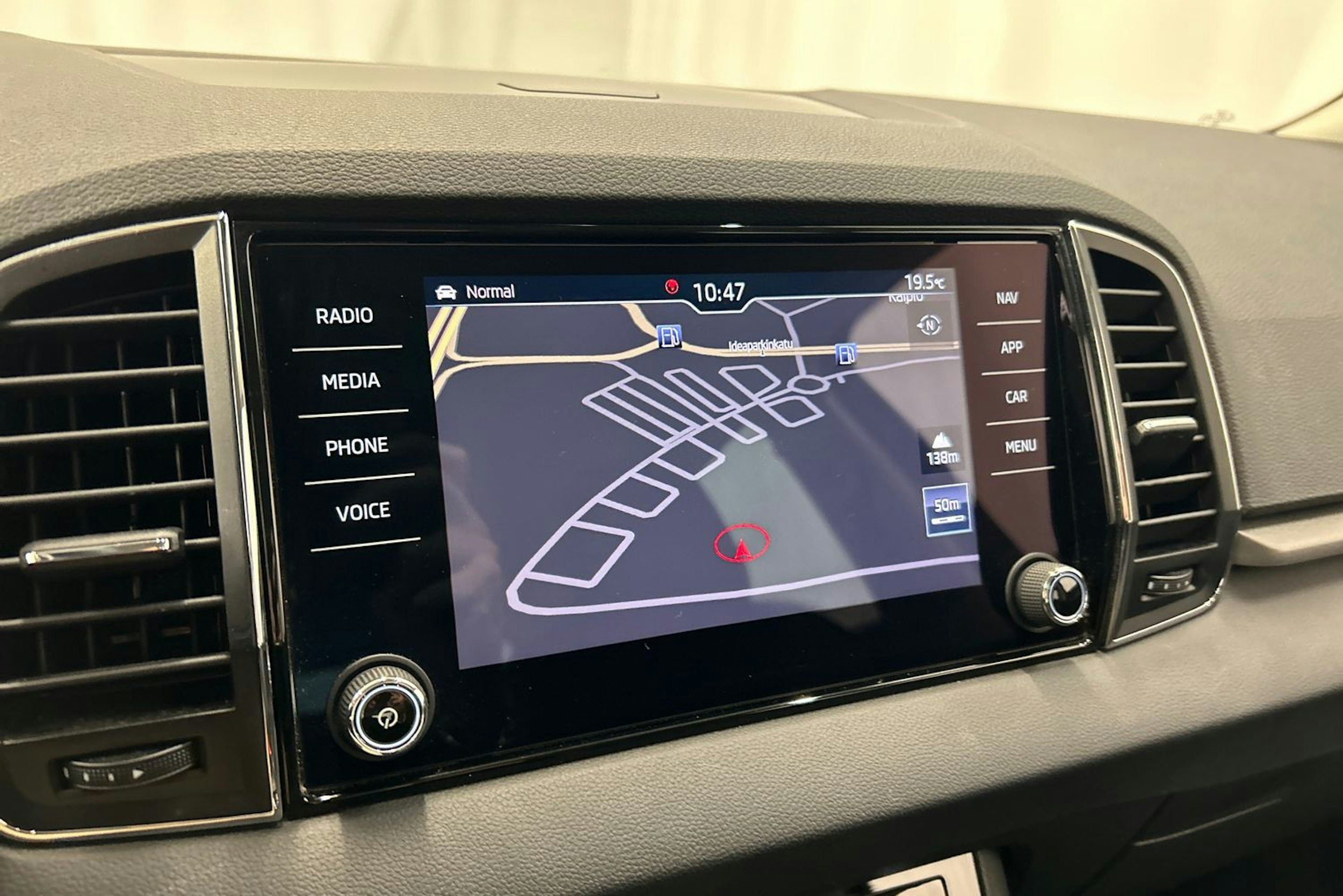 musta Skoda Karoq 2020 kuva 18.