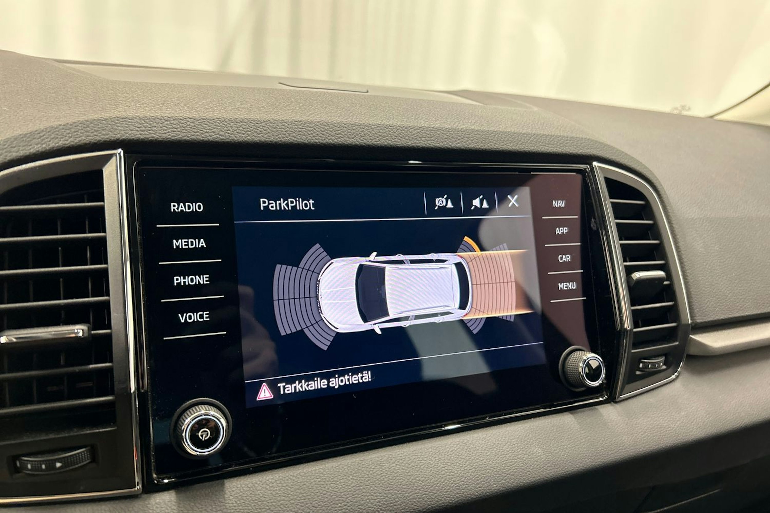 musta Skoda Karoq 2020 kuva 19.