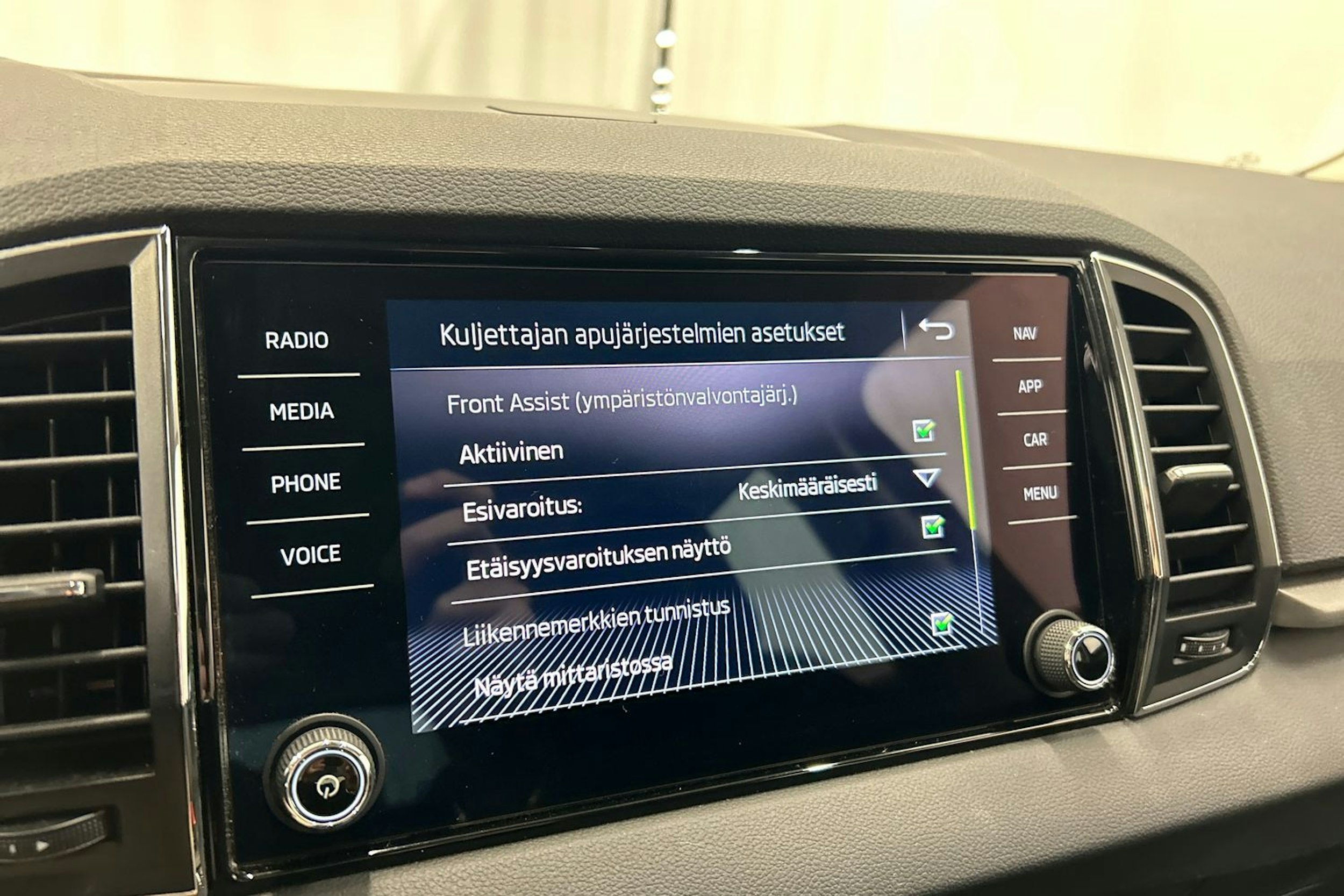 musta Skoda Karoq 2020 kuva 21.