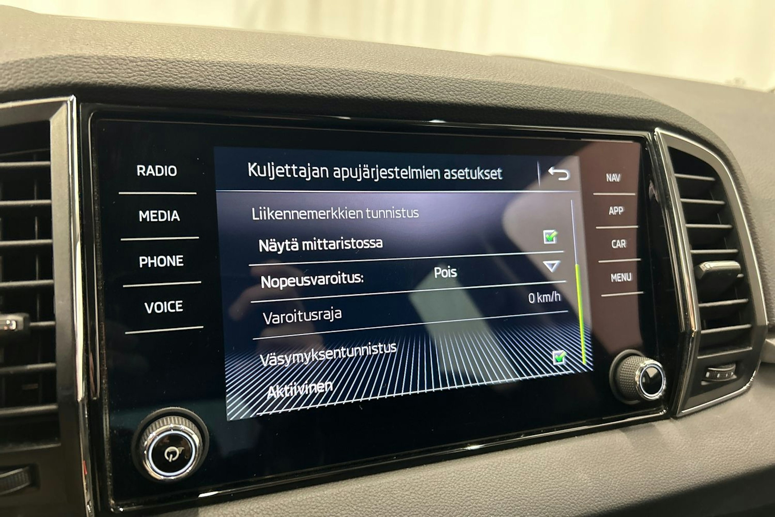 musta Skoda Karoq 2020 kuva 22.