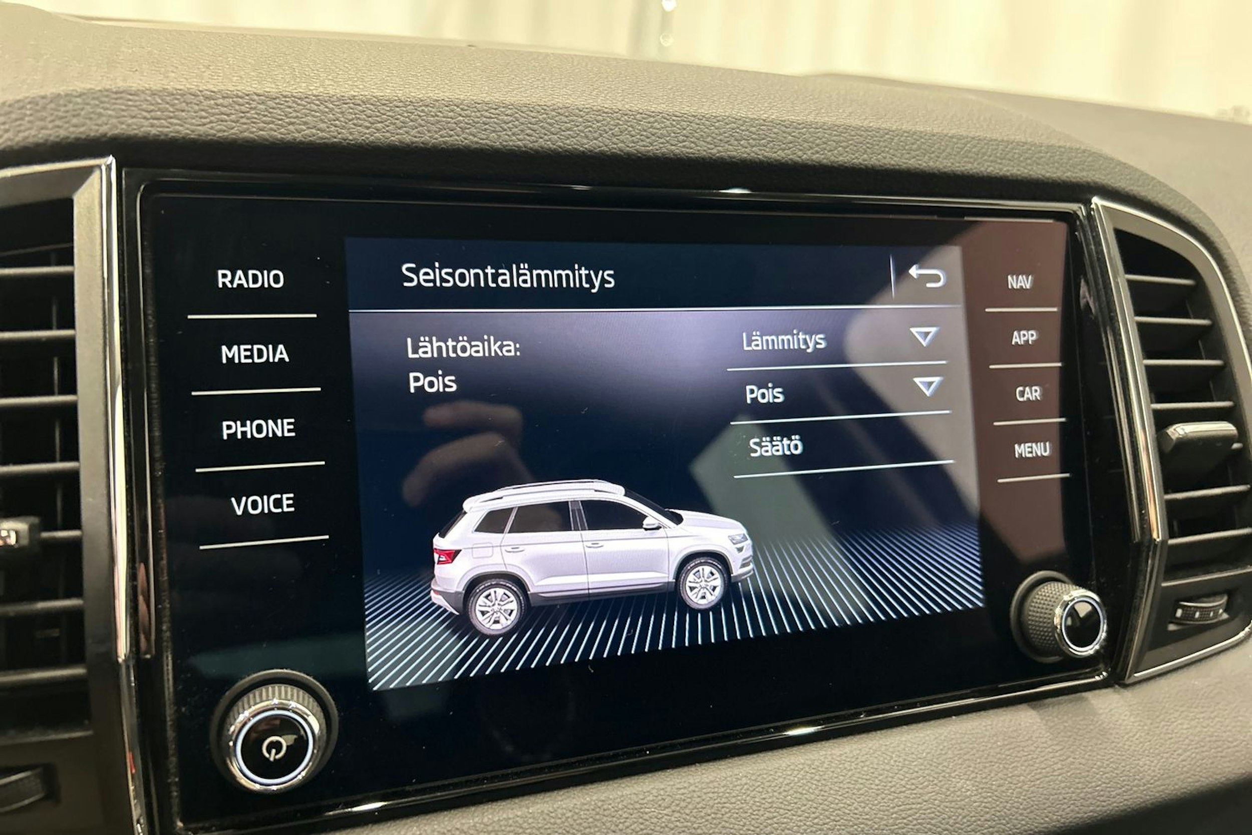 musta Skoda Karoq 2020 kuva 23.