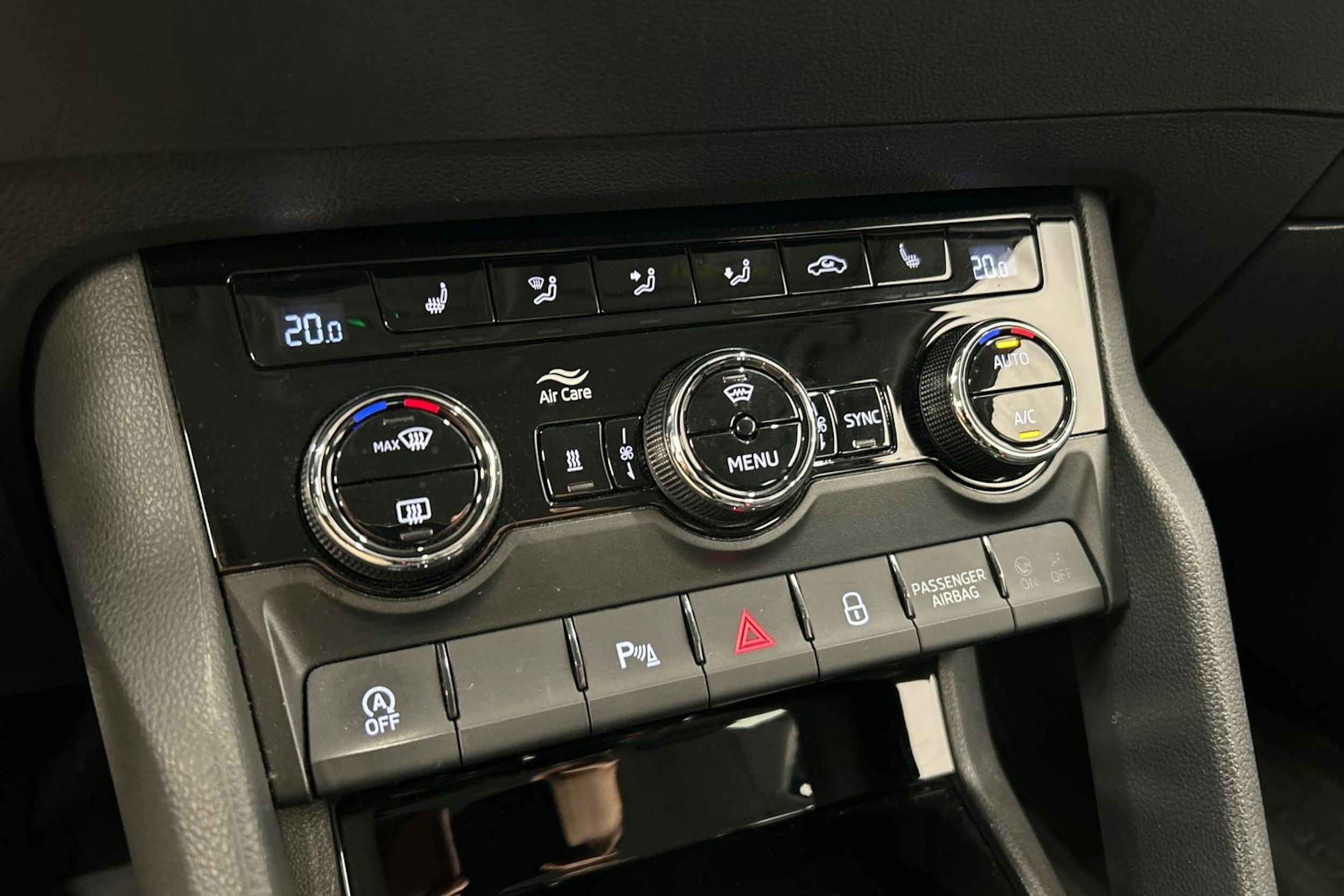 musta Skoda Karoq 2020 kuva 24.