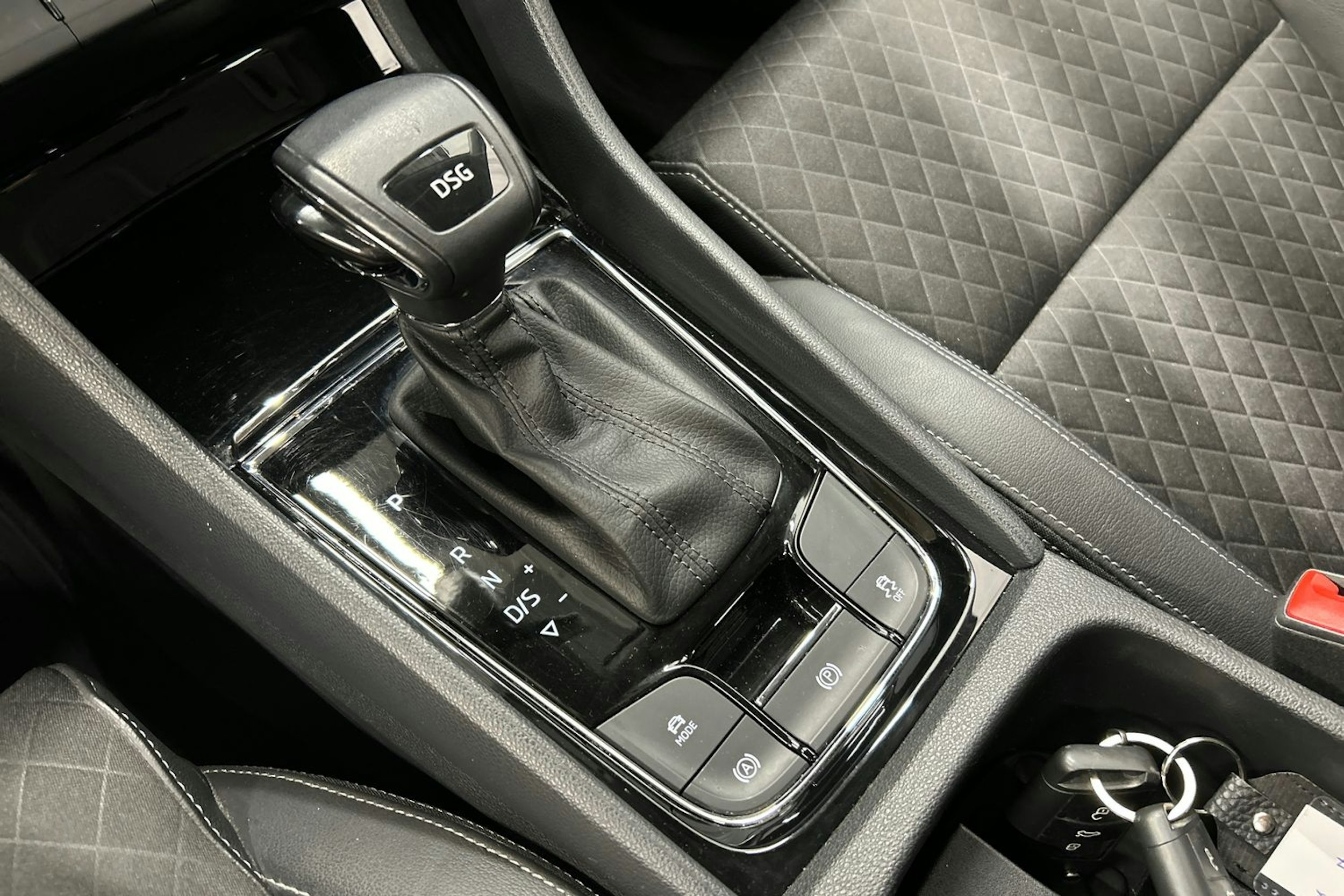 musta Skoda Karoq 2020 kuva 25.