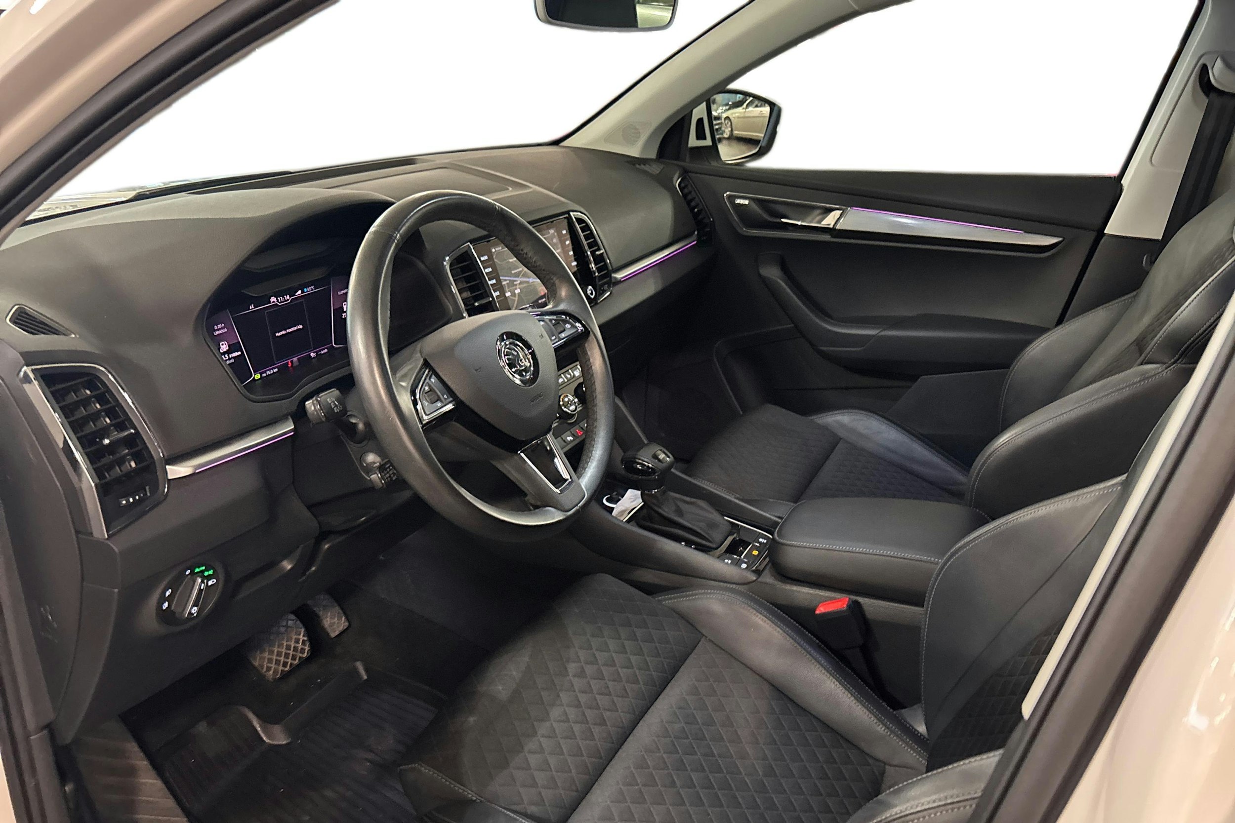 valkoinen Skoda Karoq 2020 kuva 7.