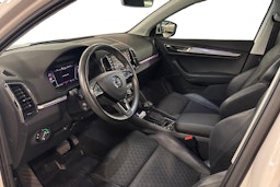 valkoinen Skoda Karoq 2020 kuva 7.