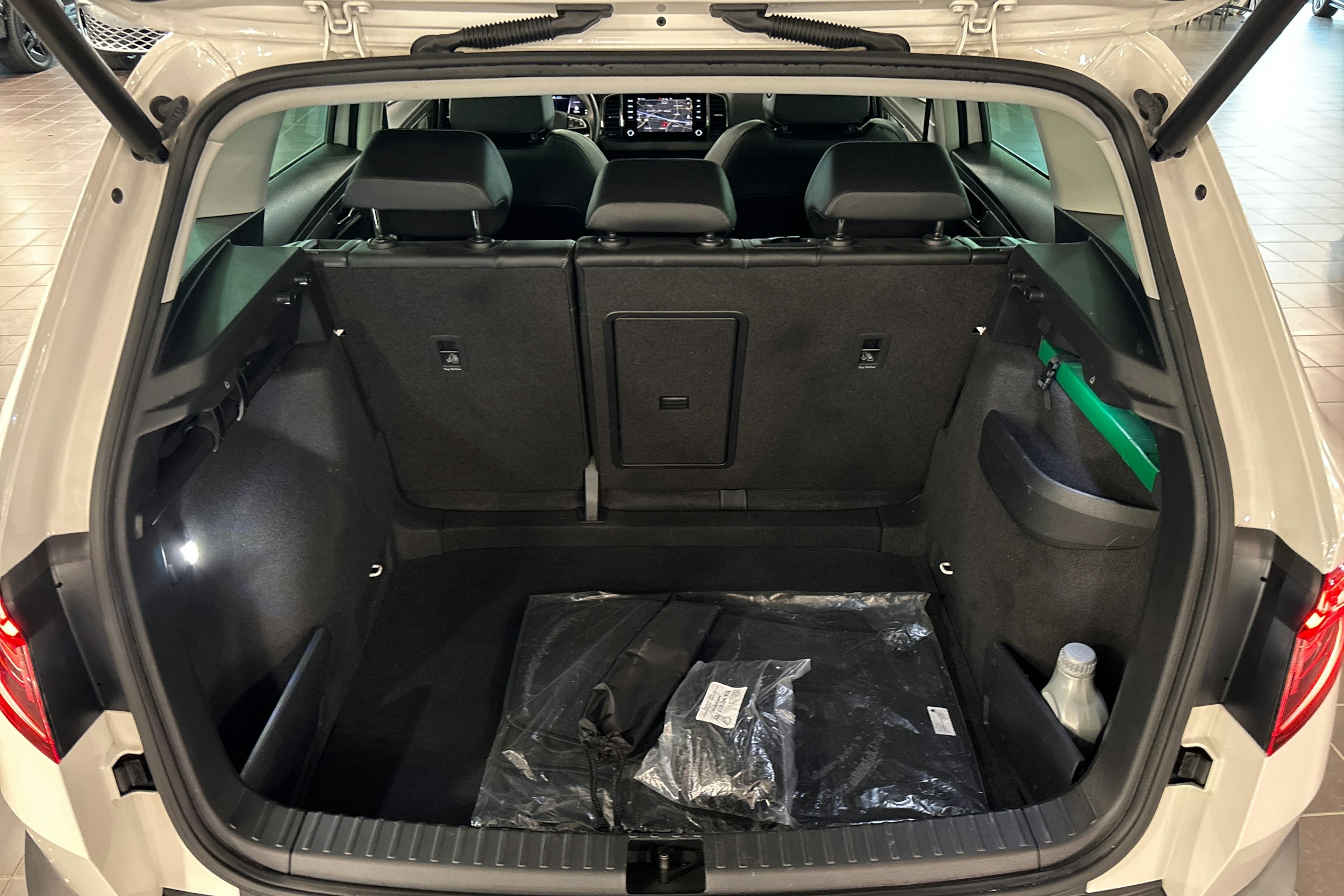 valkoinen Skoda Karoq 2020 kuva 14.