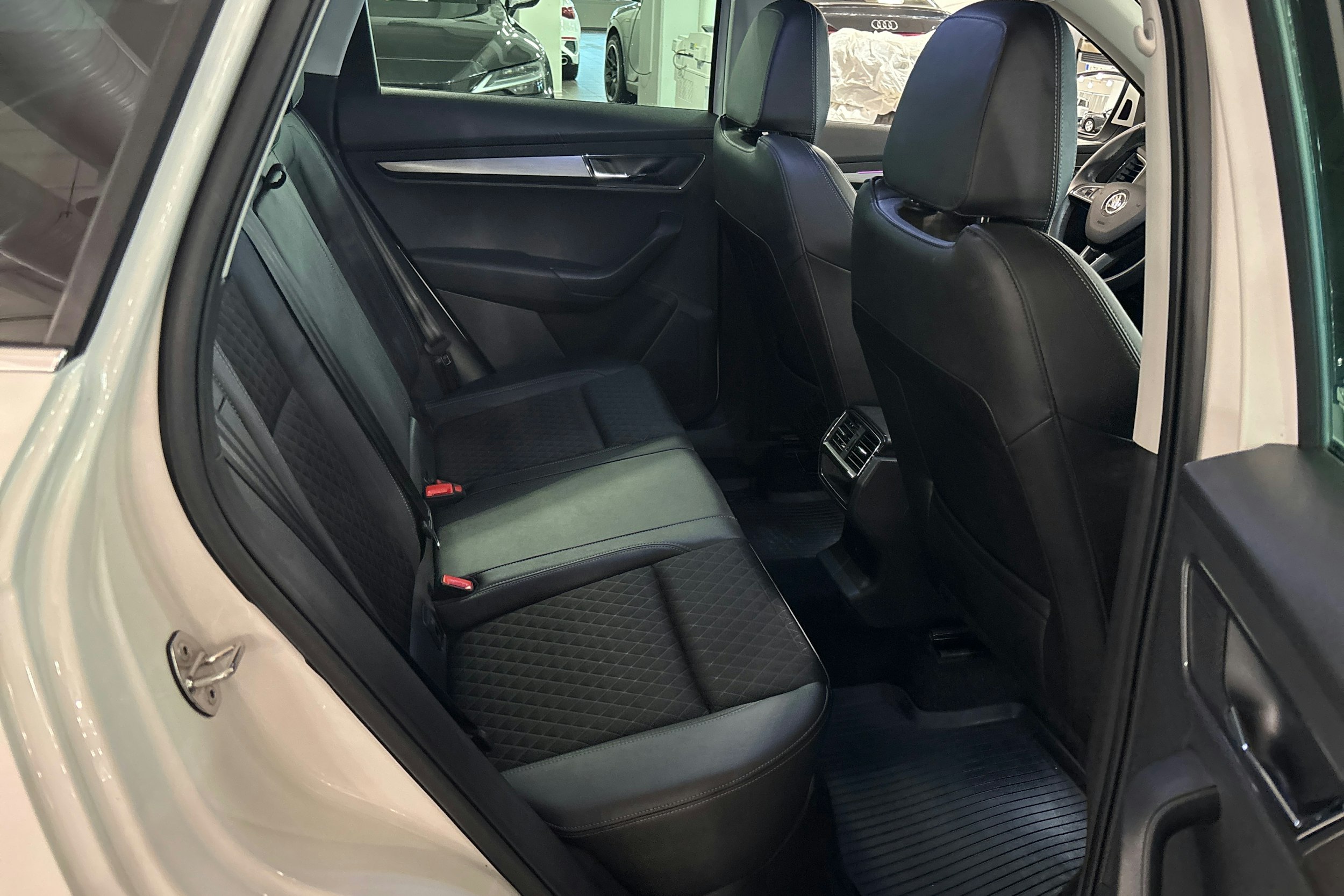 valkoinen Skoda Karoq 2020 kuva 16.