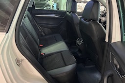 valkoinen Skoda Karoq 2020 kuva 16.