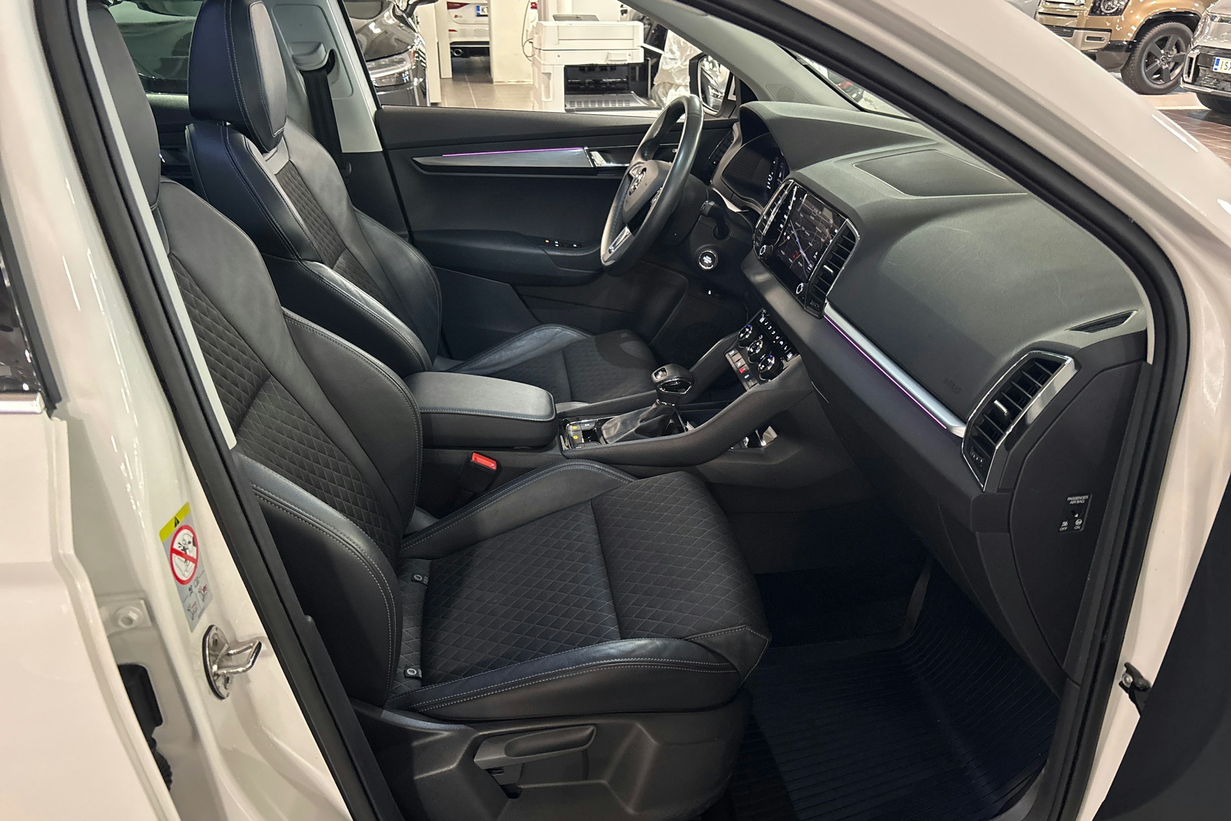 valkoinen Skoda Karoq 2020 kuva 17.