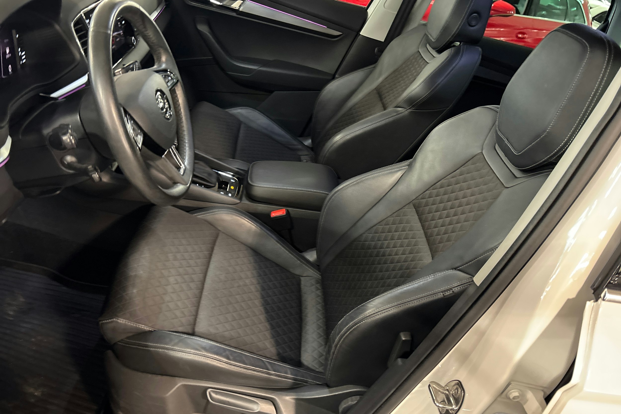 valkoinen Skoda Karoq 2020 kuva 18.