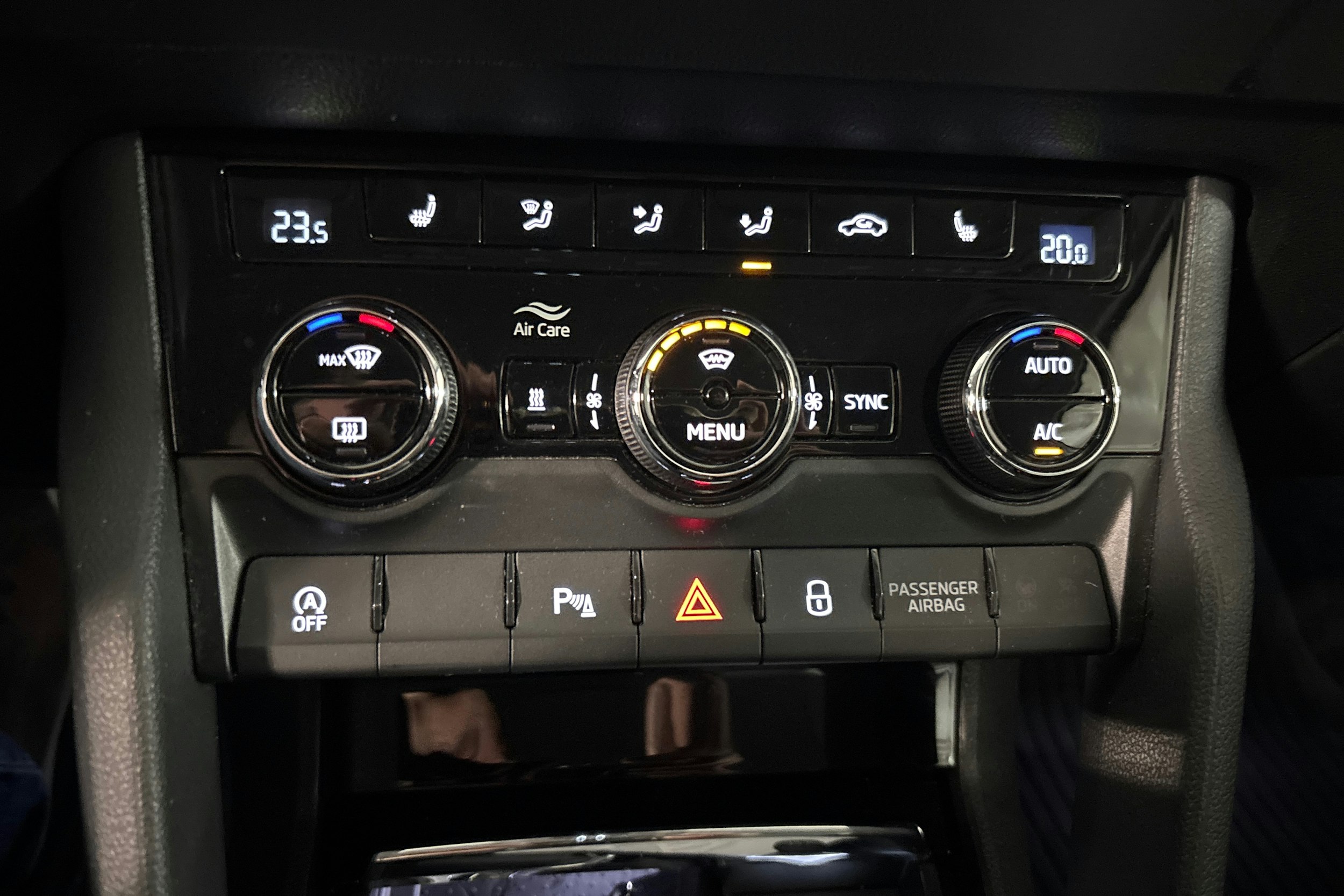 valkoinen Skoda Karoq 2020 kuva 21.