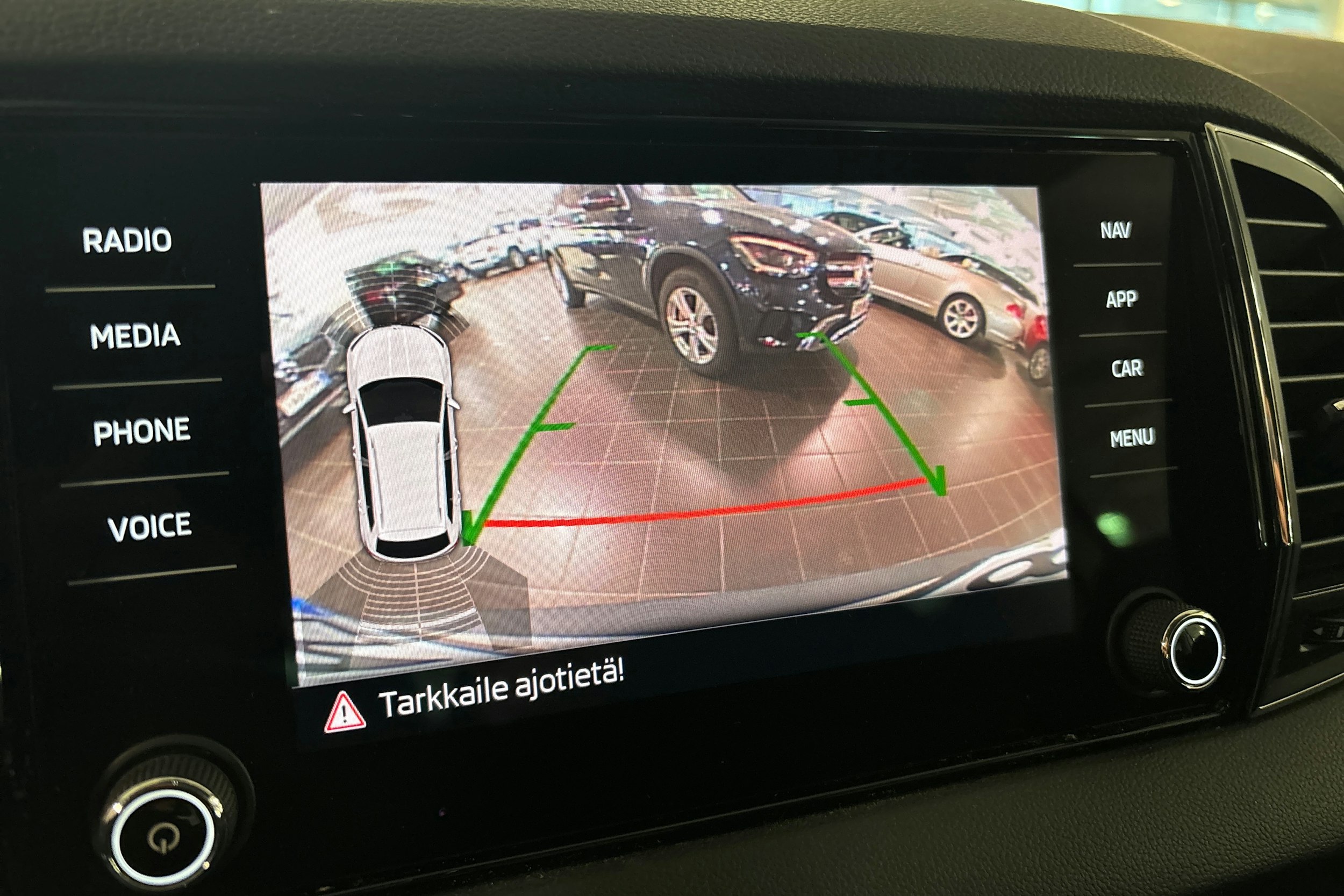 valkoinen Skoda Karoq 2020 kuva 22.