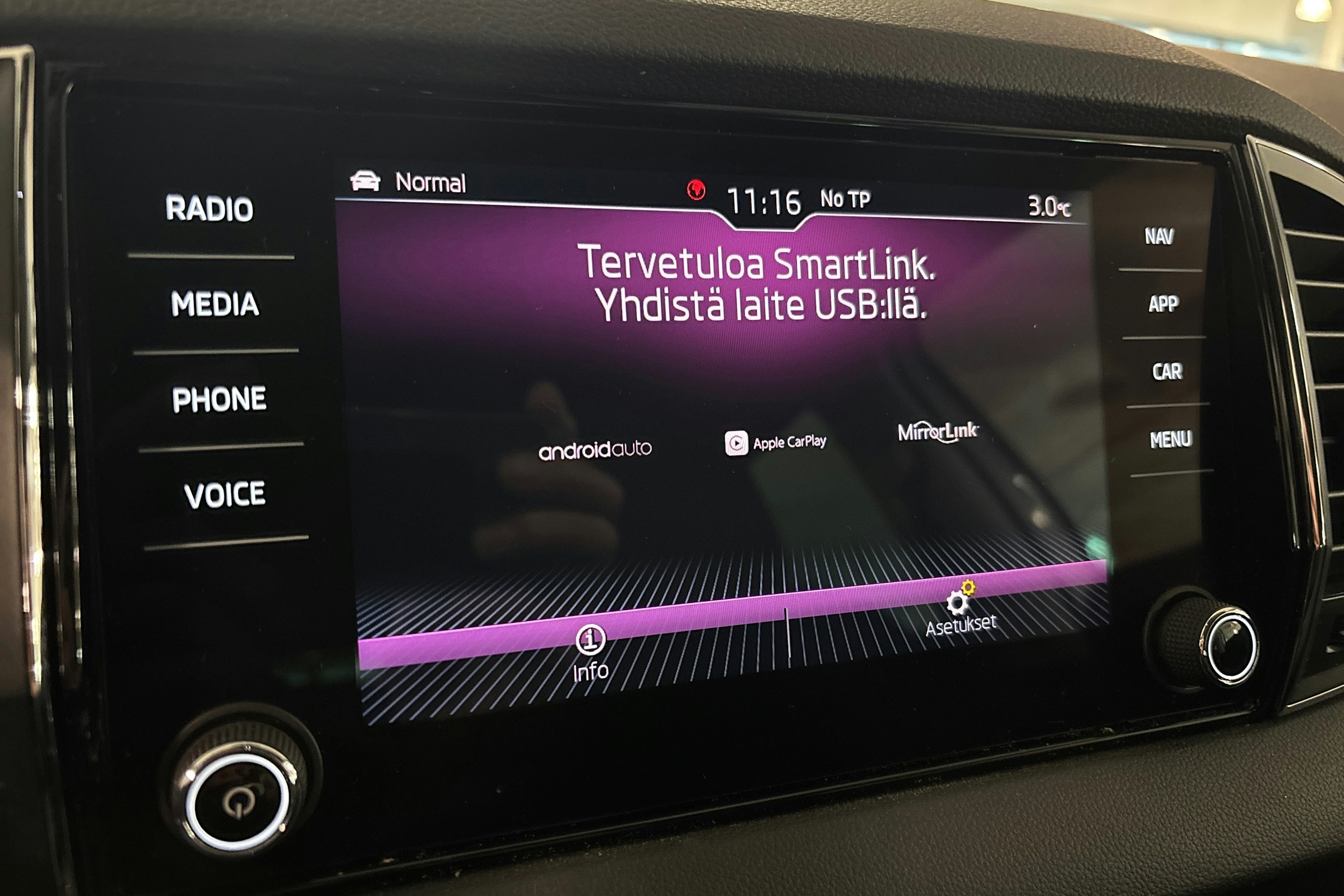 valkoinen Skoda Karoq 2020 kuva 23.