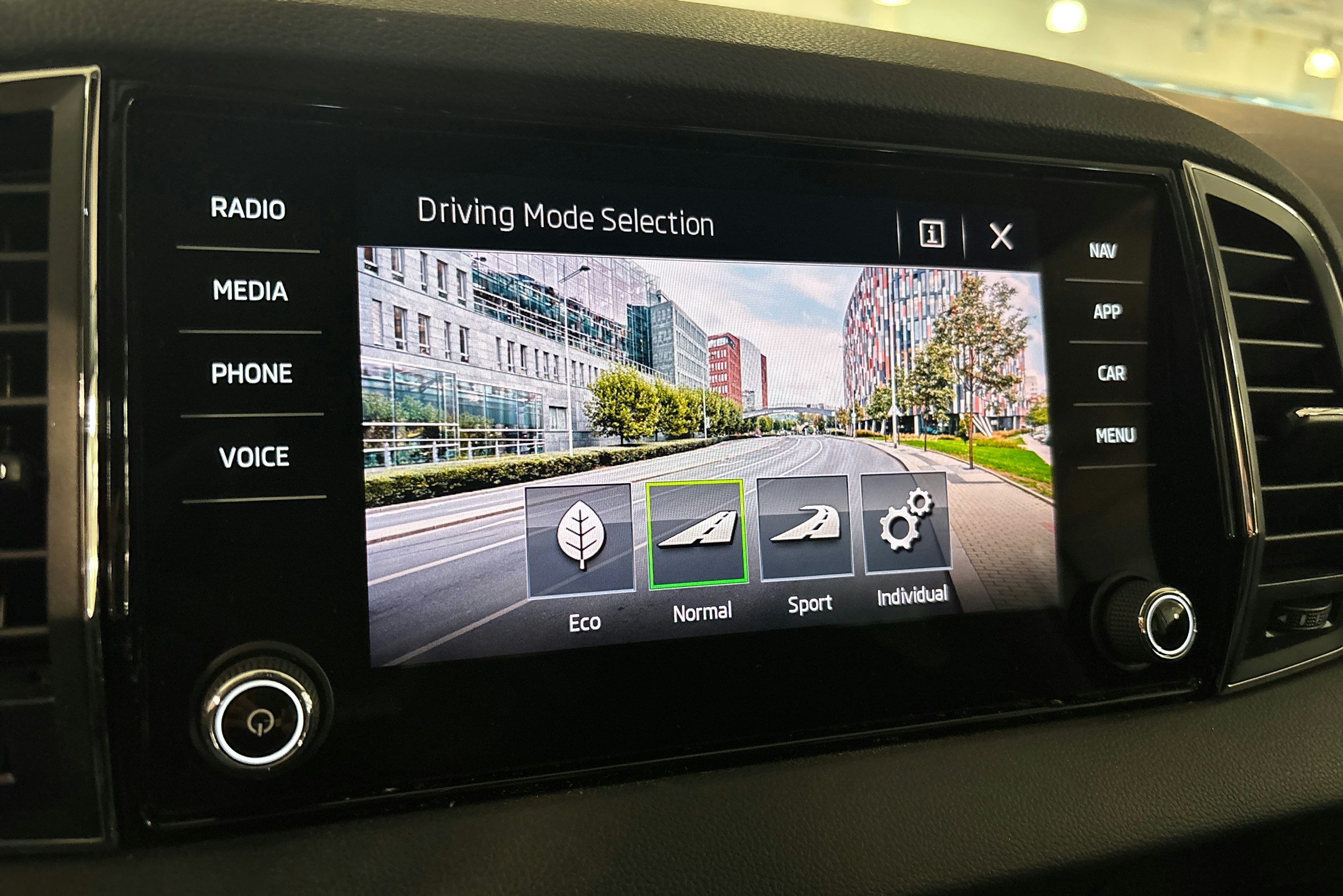 valkoinen Skoda Karoq 2020 kuva 25.