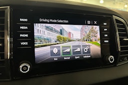 valkoinen Skoda Karoq 2020 kuva 25.