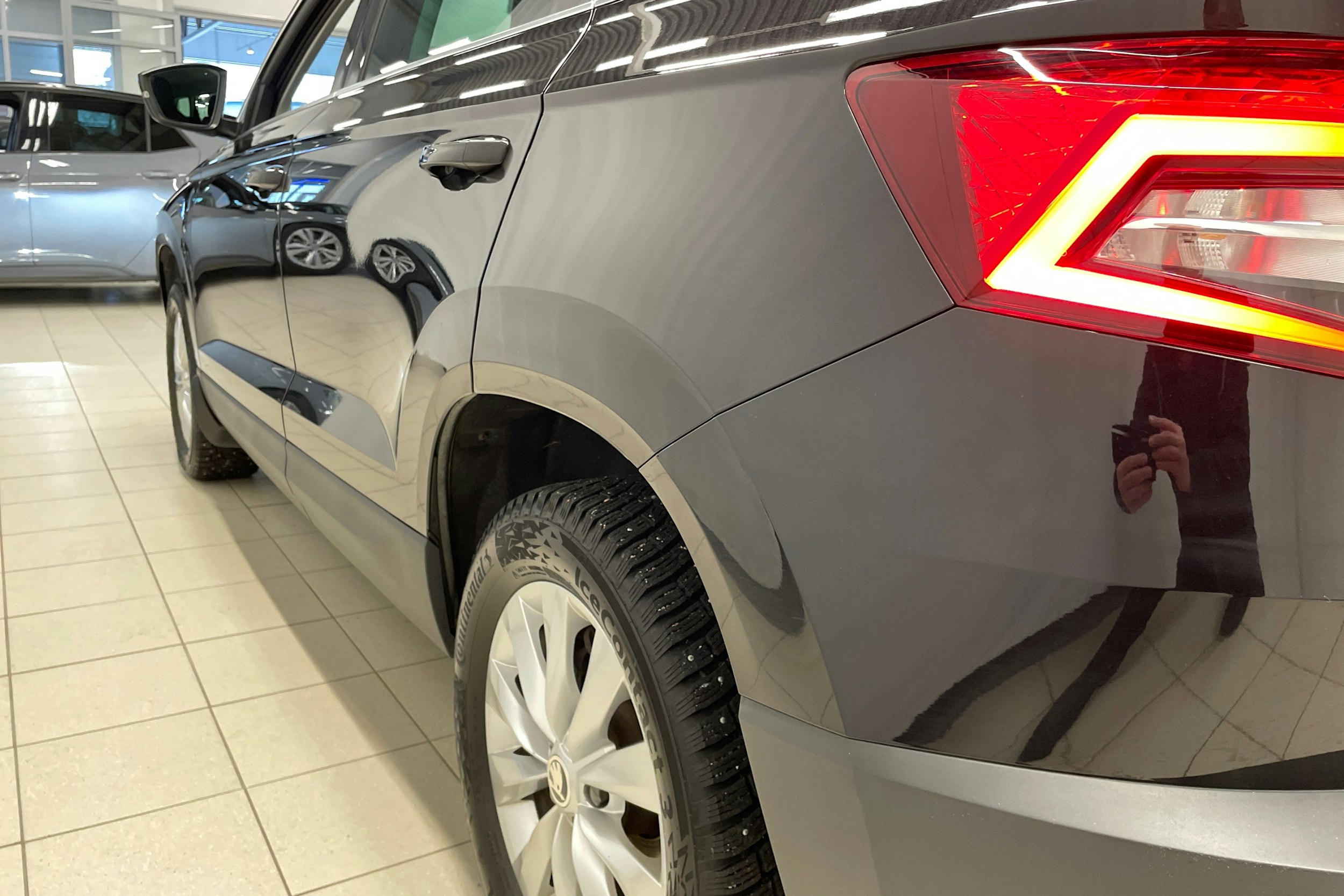 musta Skoda Karoq 2020 kuva 32.