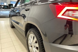 musta Skoda Karoq 2020 kuva 32.