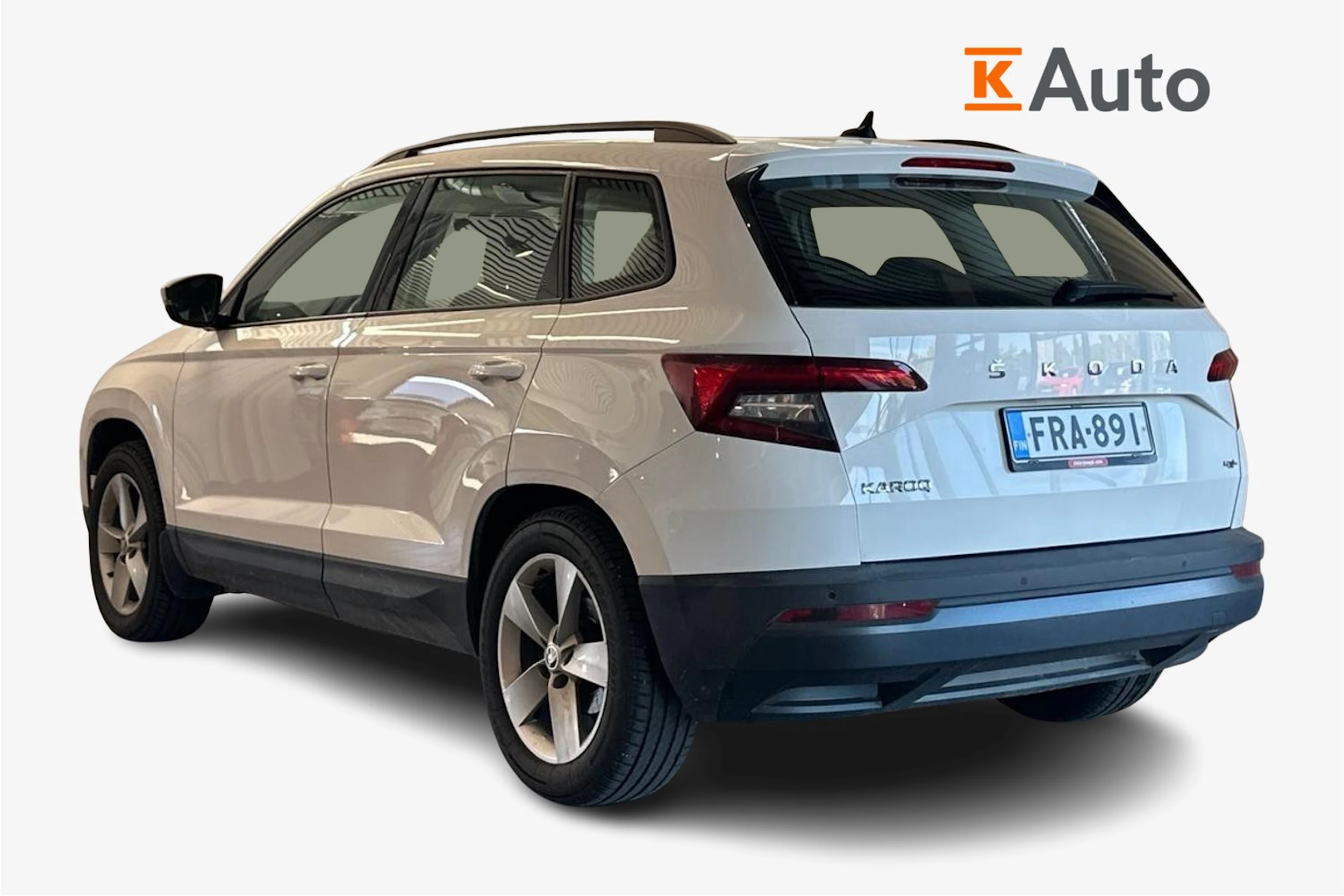 valkoinen Skoda Karoq 2021 kuva 2.