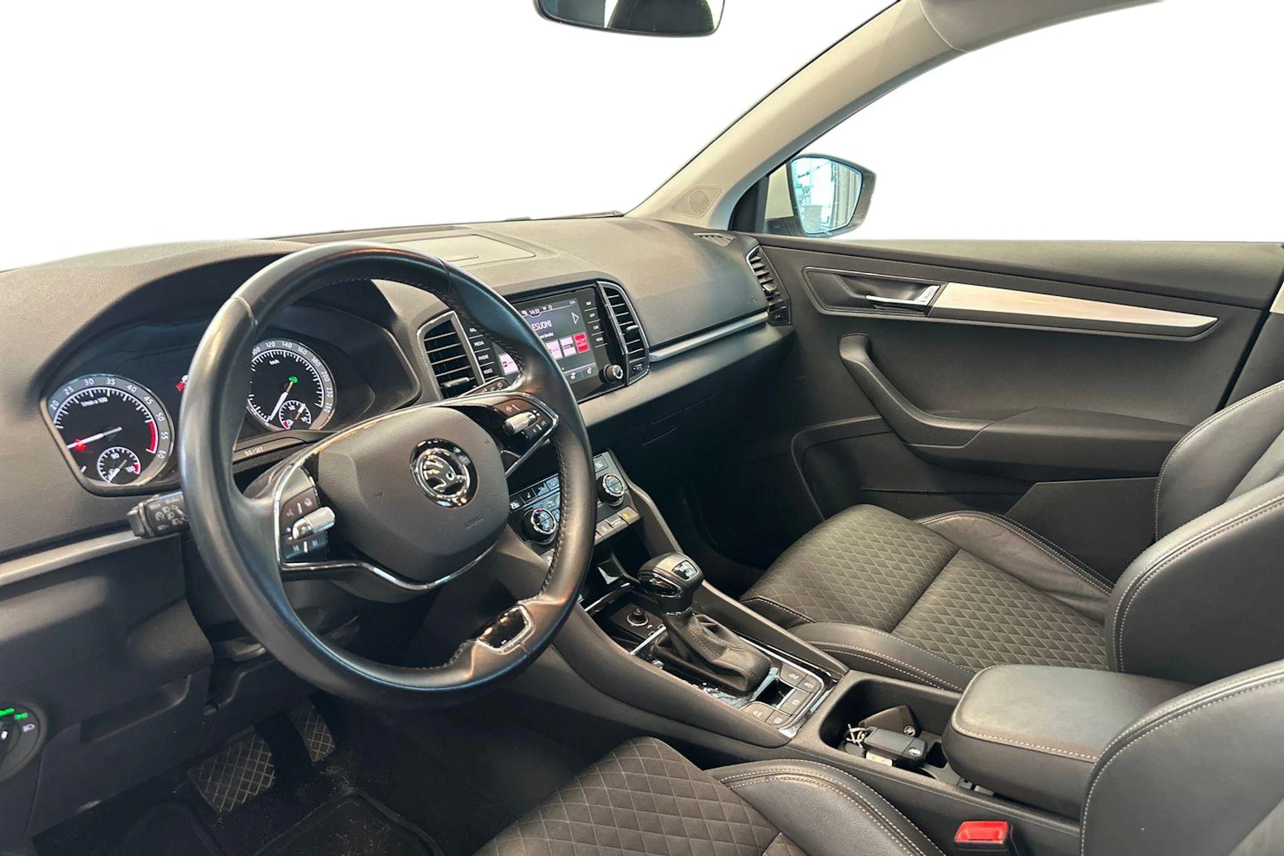 valkoinen Skoda Karoq 2021 kuva 3.