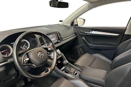 valkoinen Skoda Karoq 2021 kuva 6.