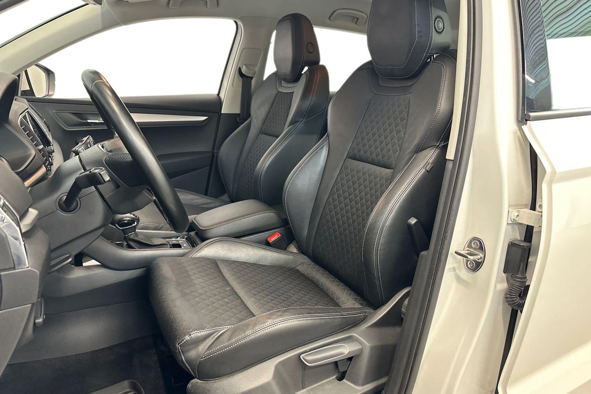 valkoinen Skoda Karoq 2021 kuva 7.