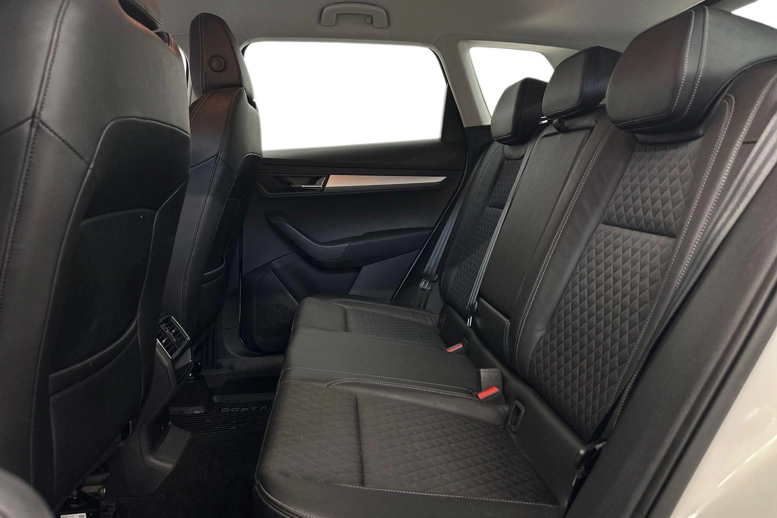 valkoinen Skoda Karoq 2021 kuva 8.
