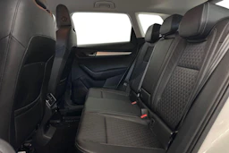 valkoinen Skoda Karoq 2021 kuva 8.